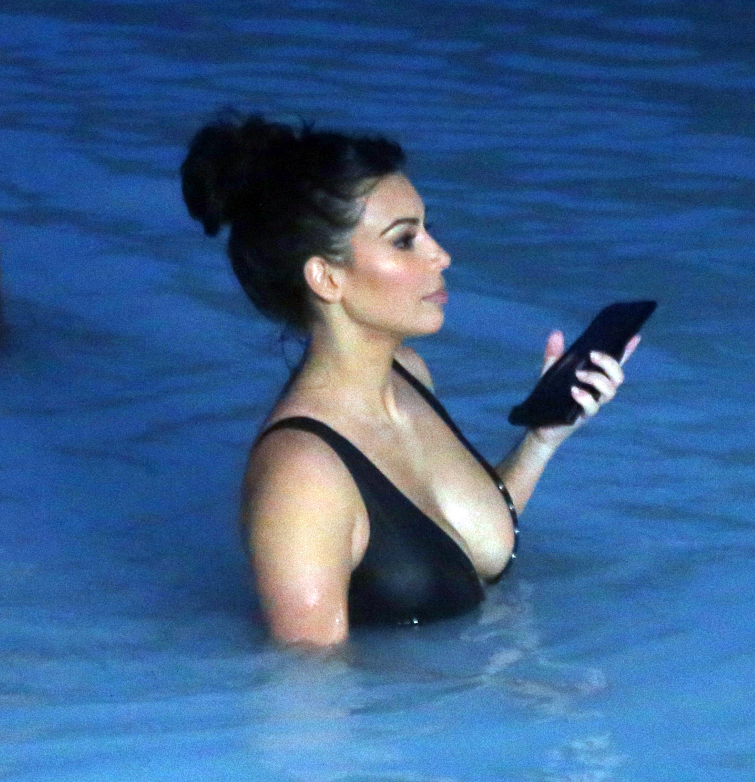 kim-kardashian-big-cleavage-in-swimsuit-in-iceland-10.jpg