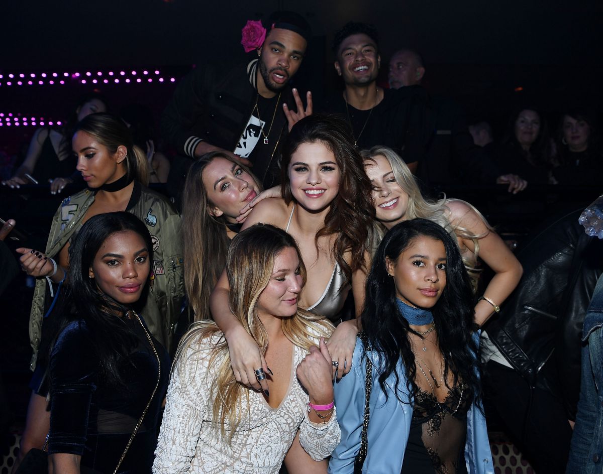 selena-gomez-at-revial-tour-after-party-in-las-vegas-05-06-2016_8.jpg