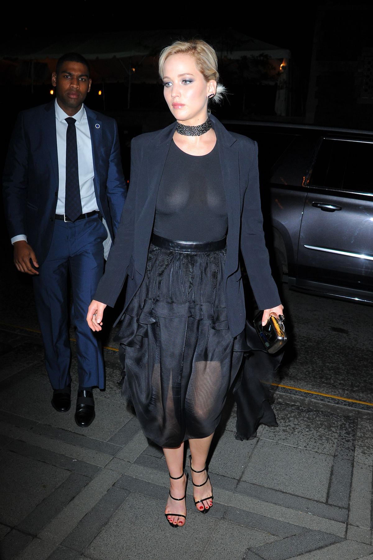 jennifer-lawrence-night-out-in-new-york-05-14-2016_7.jpg
