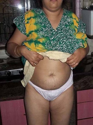 indian-aunty-showing-boobs-in-kitchen-nude-photos-1.jpg
