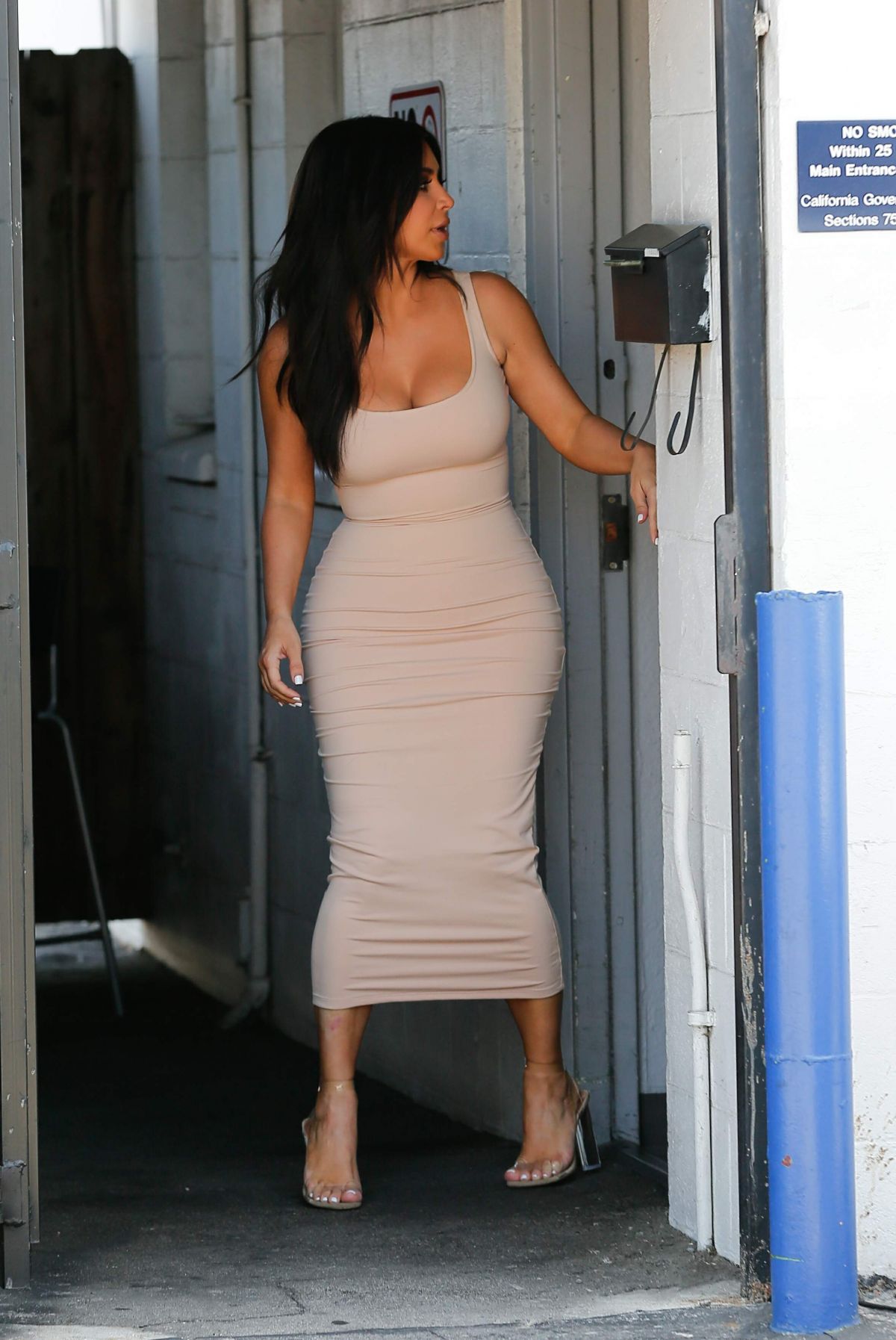 kim-kardashian-leaves-a-studio-in-van-nuys-06-03-2016_4.jpg