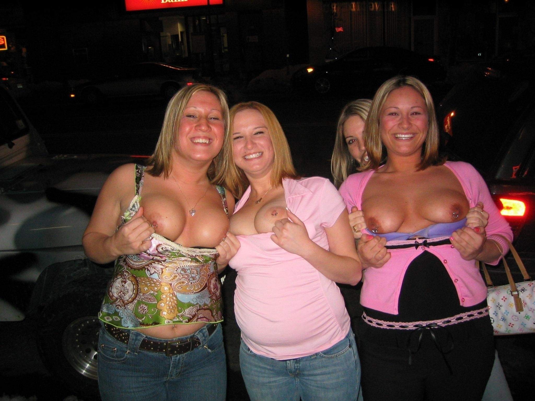 girls fllashing tits (36).jpg
