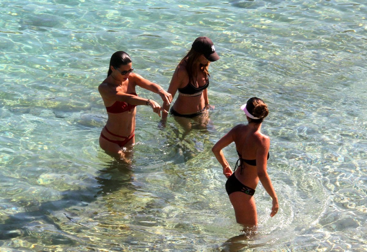 adriana-lima-in-bikini-on-the-beach-in-mykonos-07-10-2016_11.jpg