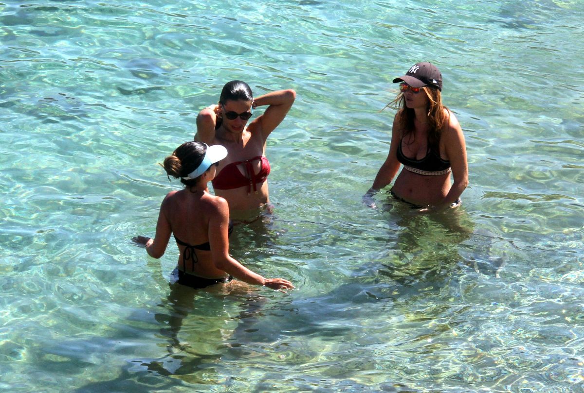 adriana-lima-in-bikini-on-the-beach-in-mykonos-07-10-2016_12.jpg