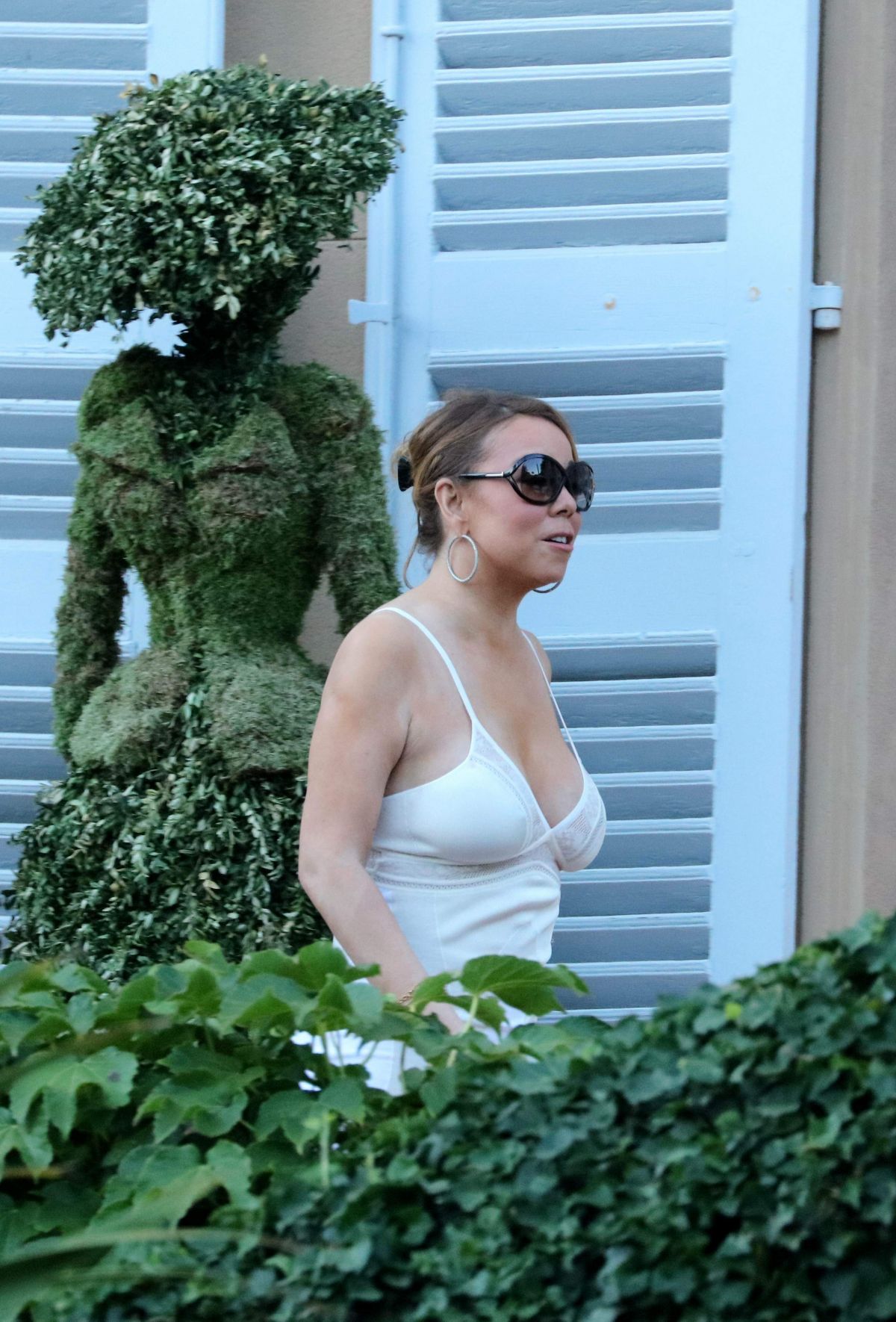 mariah-carey-at-a-private-dinner-in-st-tropez-07-19-2016_3.jpg