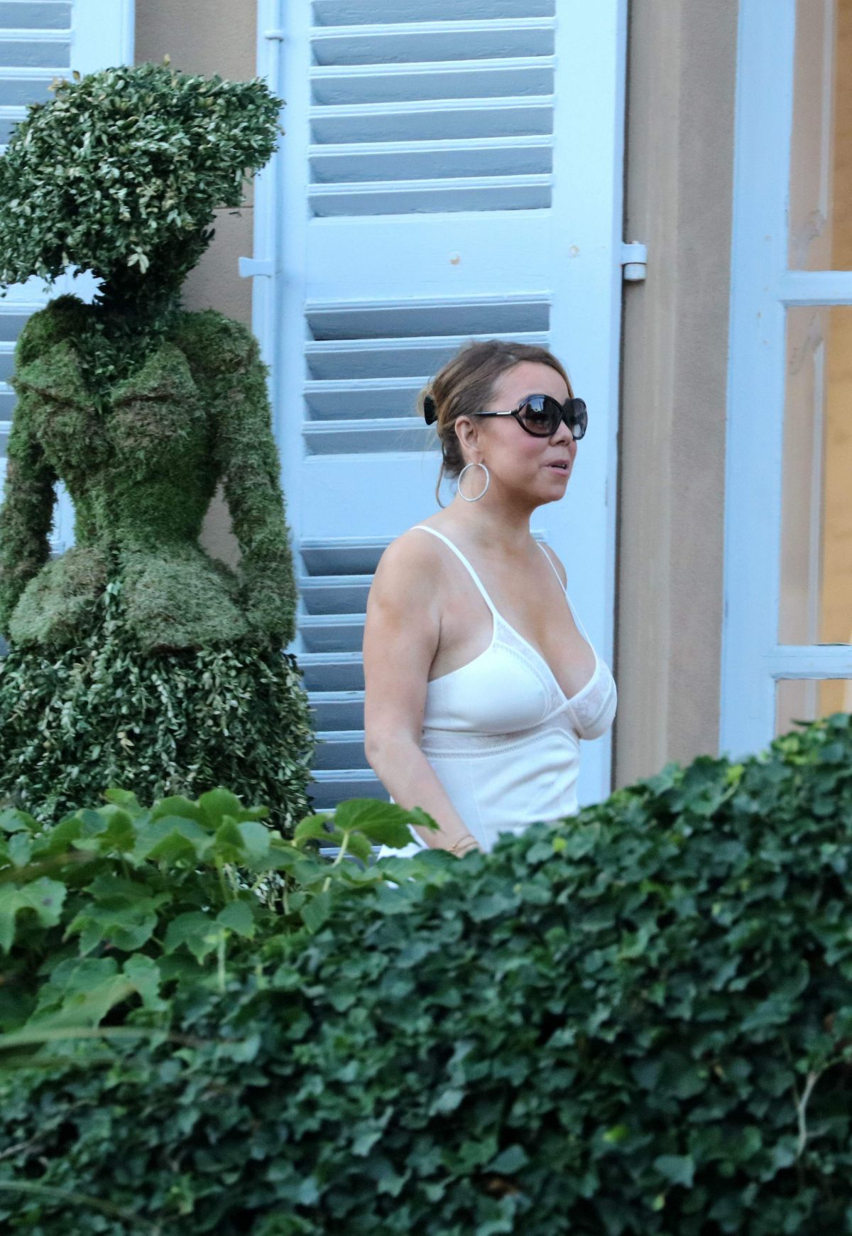 mariah-carey-at-a-private-dinner-in-st-tropez-07-19-2016_4.jpg