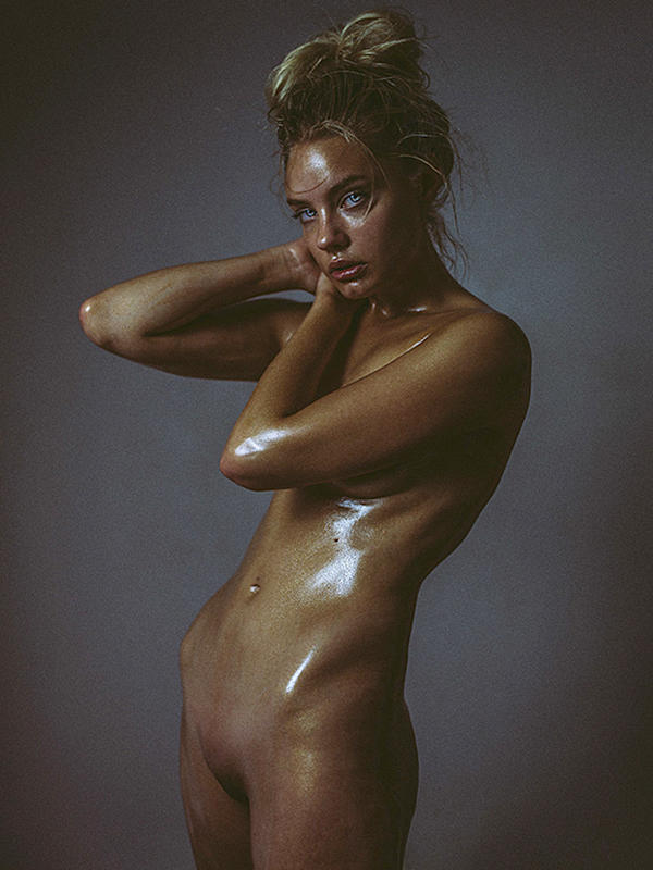 holly_horne_oiled_up_and_topless__08-2a049e84_web.jpg
