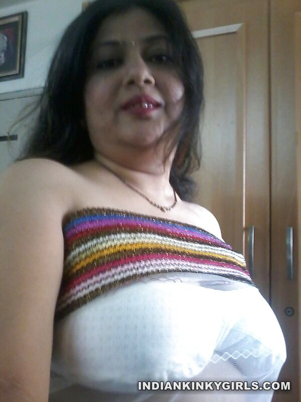 Bhopal Bhabhi Kamala Selfies Posing her Huge XXX size Boobs_004.jpg