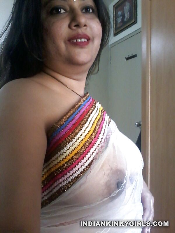 Bhopal Bhabhi Kamala Selfies Posing her Huge XXX size Boobs_003.jpg