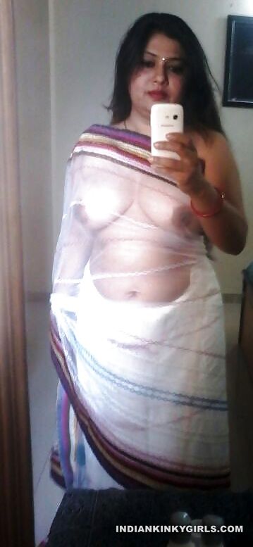 Bhopal Bhabhi Kamala Selfies Posing her Huge XXX size Boobs_002.jpg
