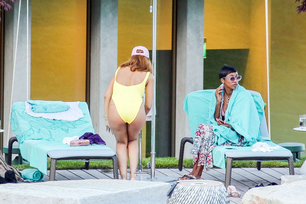rihanna-in-swimsuit-at-pool-at-her-hotel-in-zurich-08-13-2016_21.jpg