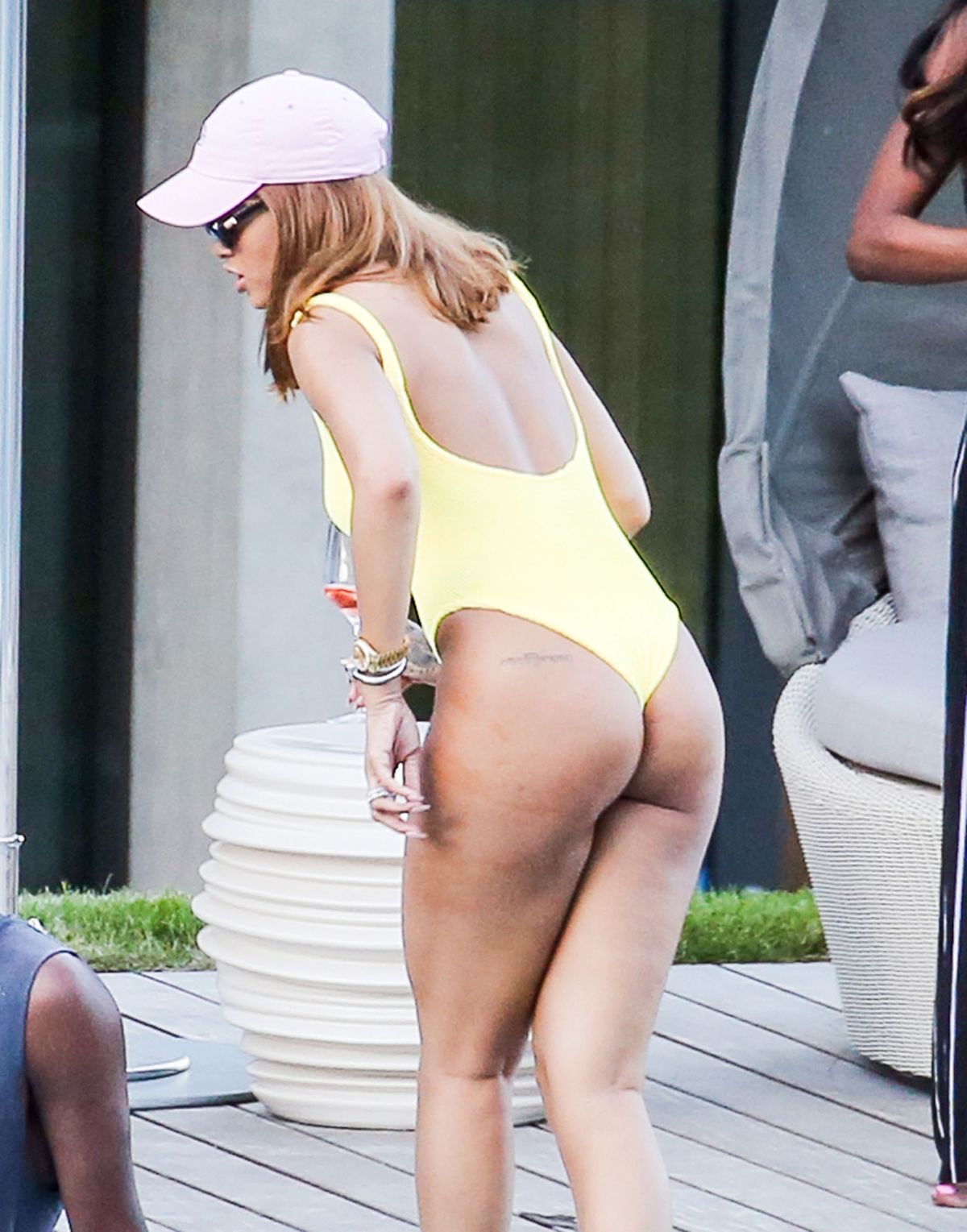 rihanna-in-swimsuit-at-pool-at-her-hotel-in-zurich-08-13-2016_1.jpg