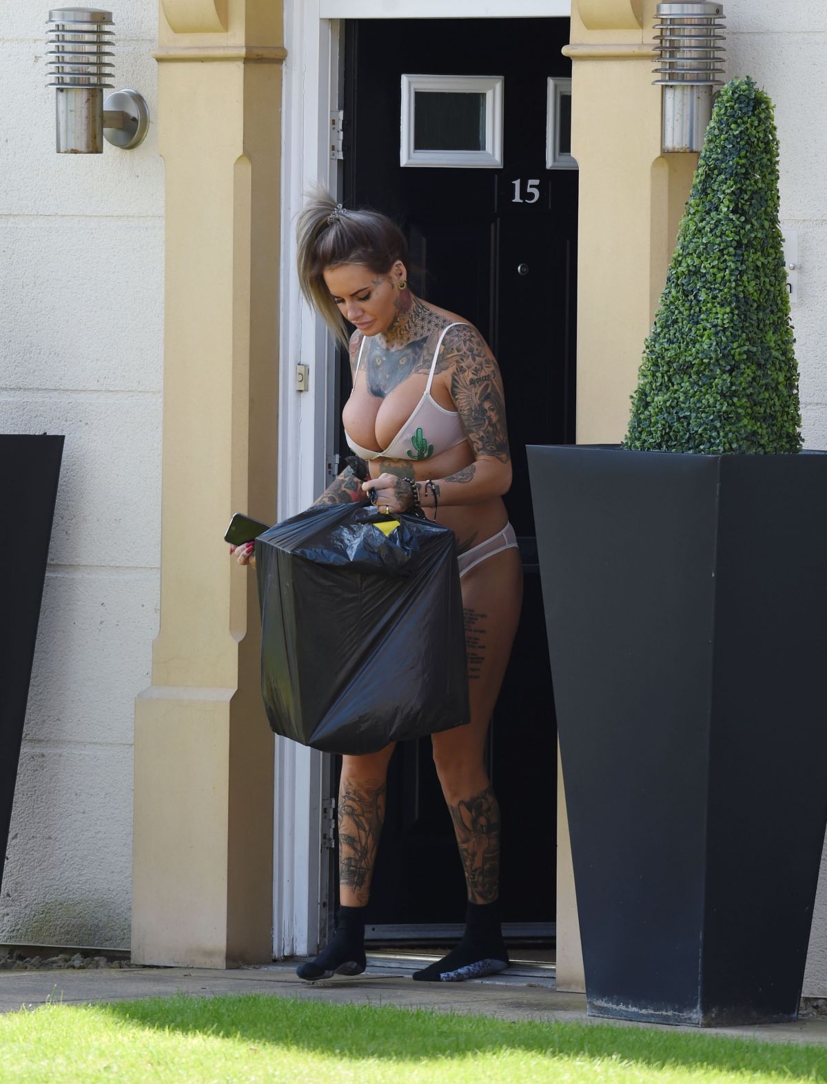 jemma-lucy-putting-out-rubbish-08-21-2016_14.jpg
