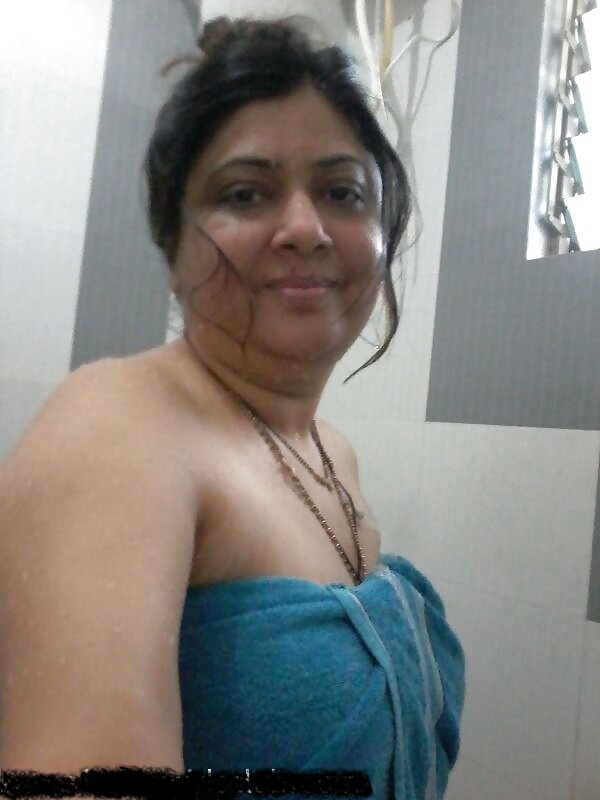 bhabhi-black-sari-nude7.jpg