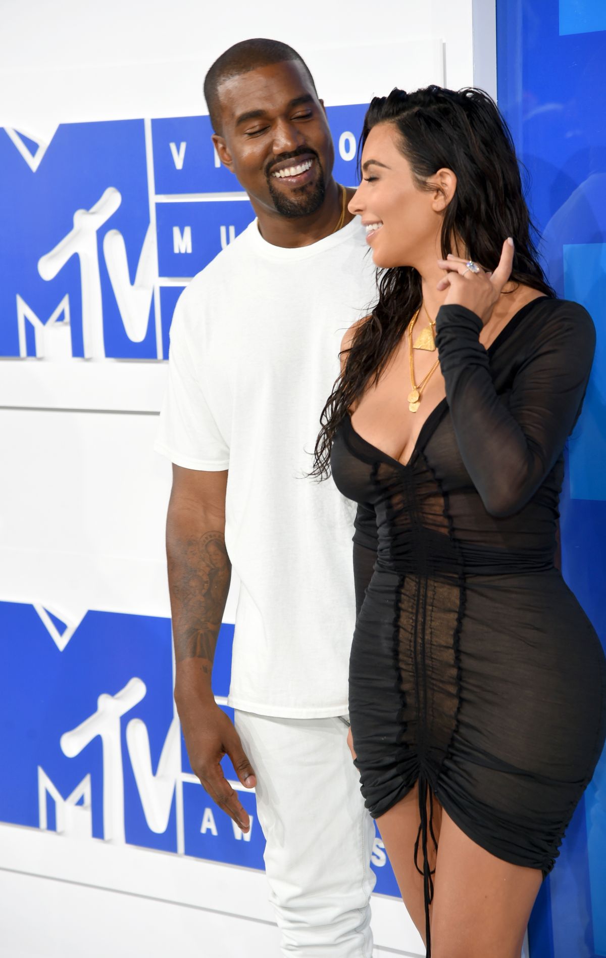 kim-kardashian-at-2016-mtv-video-music-awards-in-new-york-08-28-2016_15.jpg