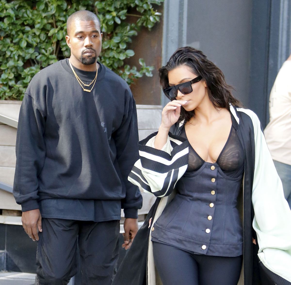 kim-kardashian-out-and-about-in-new-york-08-30-2016_12.jpg