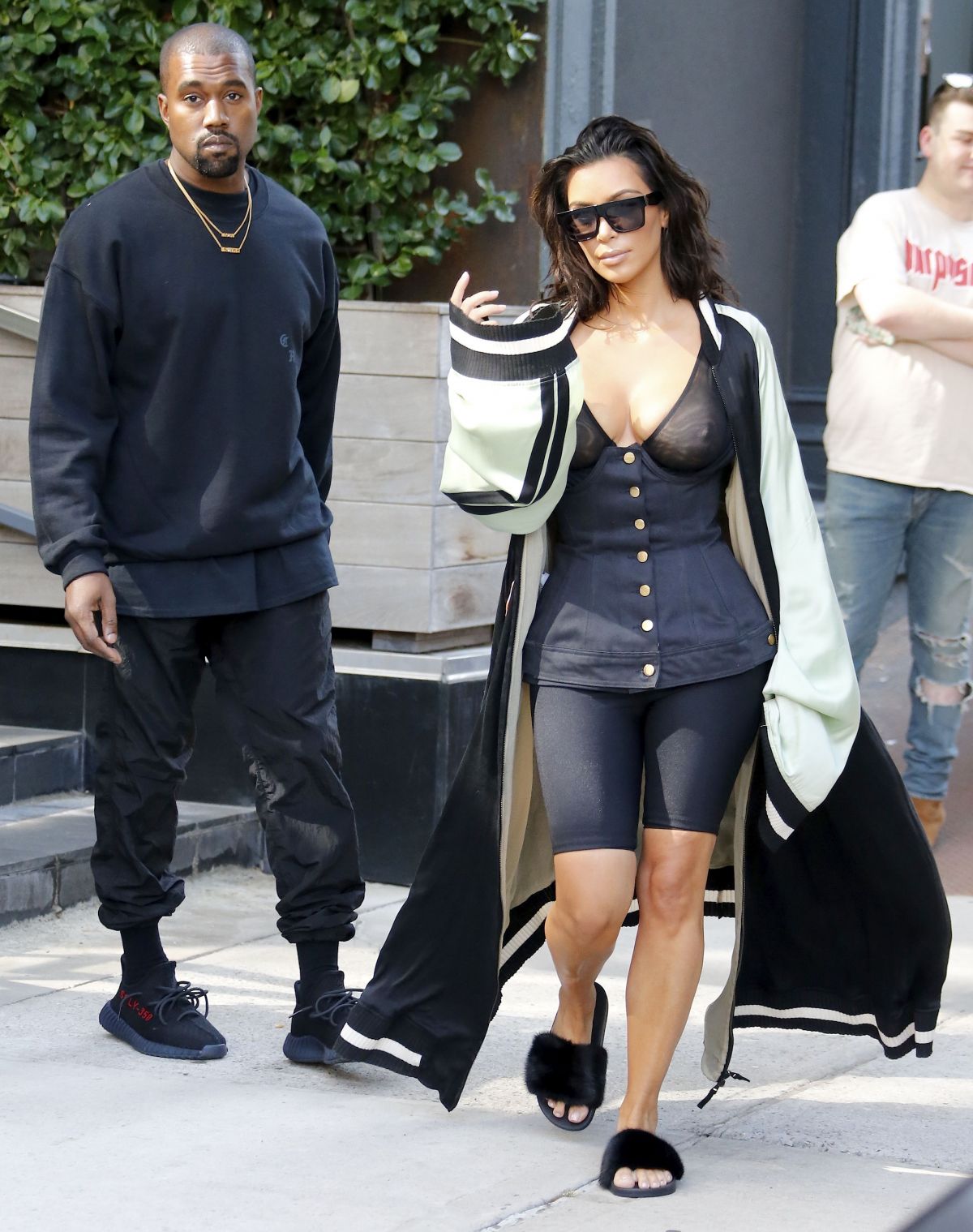 kim-kardashian-out-and-about-in-new-york-08-30-2016_16.jpg
