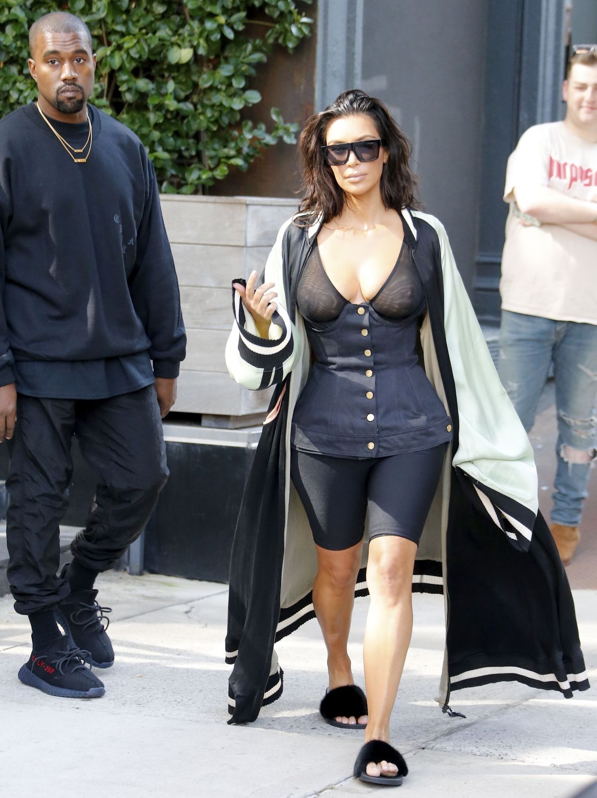 kim-kardashian-out-and-about-in-new-york-08-30-2016_9.jpg