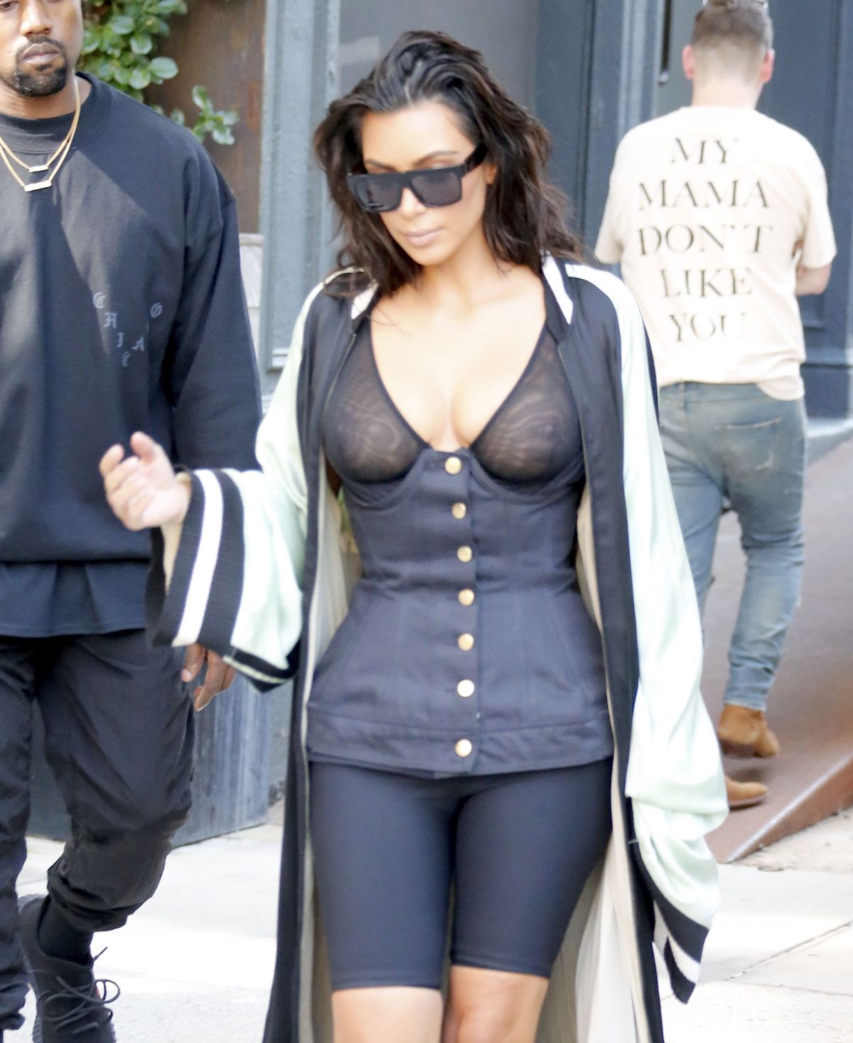 kim-kardashian-out-and-about-in-new-york-08-30-2016_14.jpg