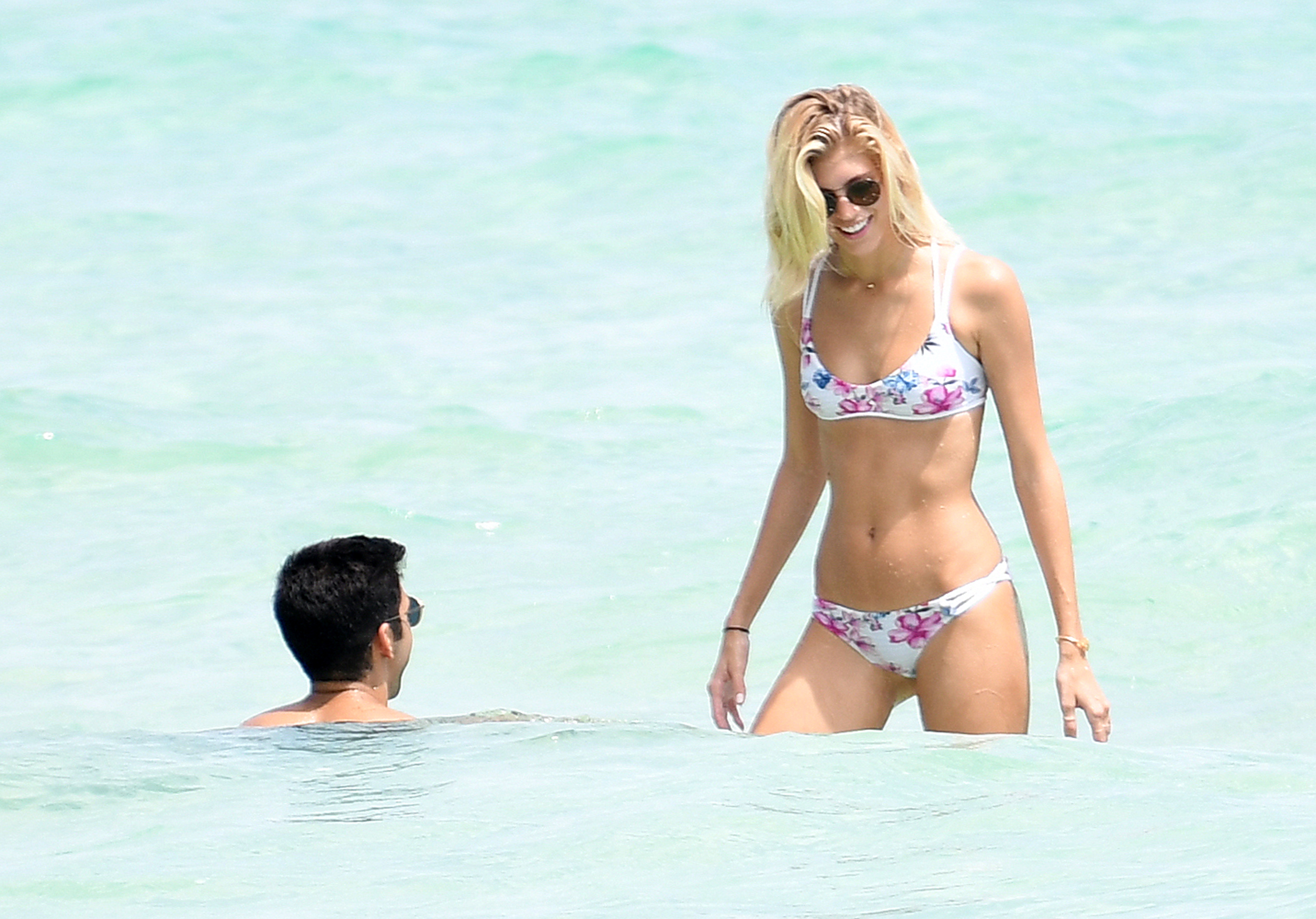 Devon Windsor sexy bikini candids on the beach in Miami 28x HQ photos 21.jpg