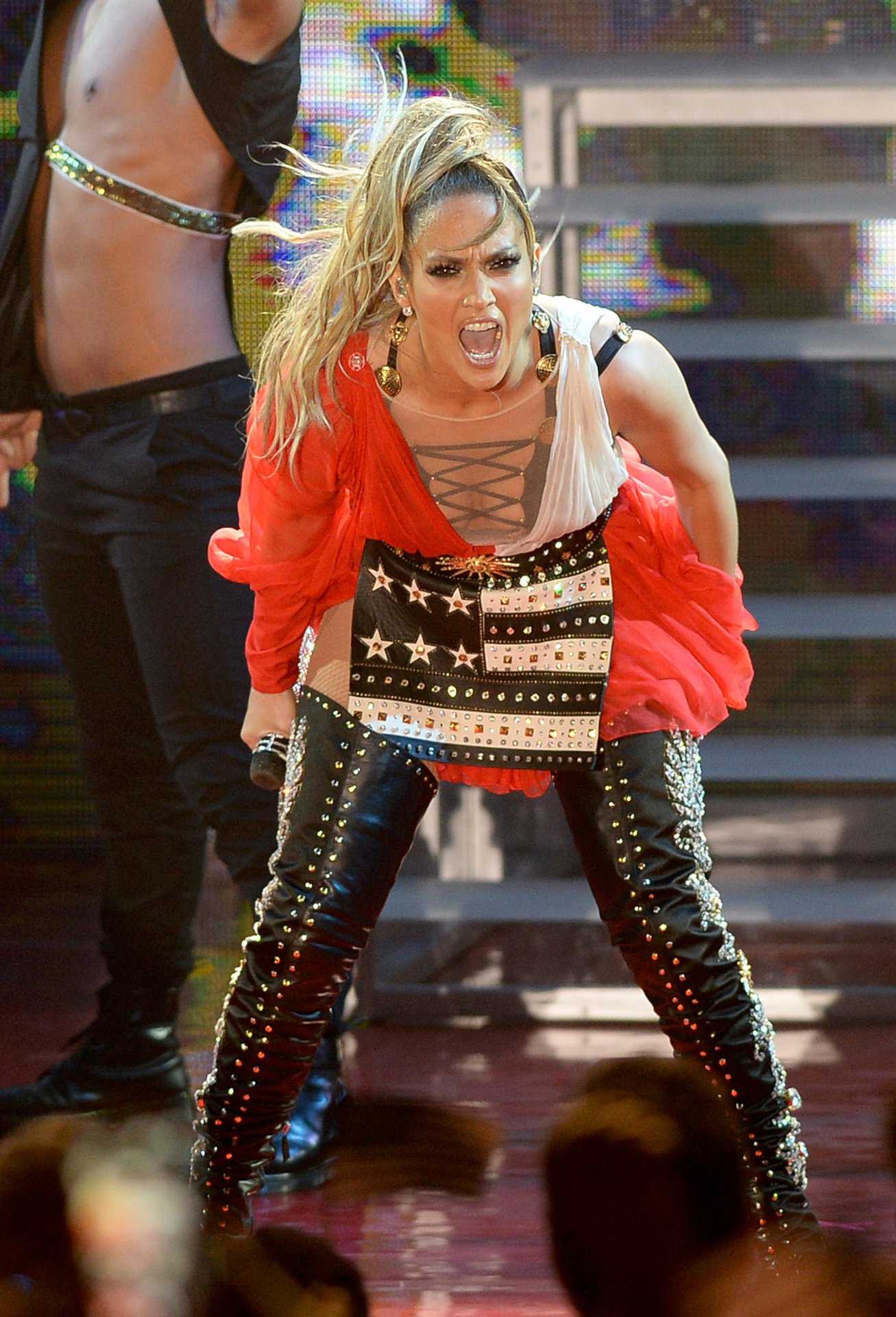 Jennifer-Lopez-Performing-Live-in-Miami-34.jpg