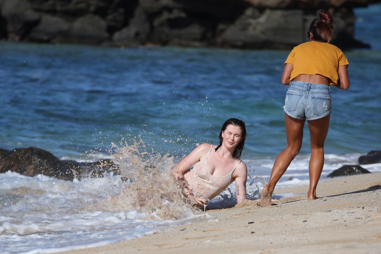 ireland-baldwin-see-through-to-nipples-photo-shoot-in-hawaii-05.jpg
