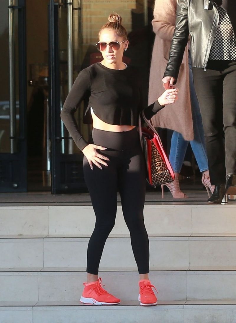 jennifer-lopez-in-tights-out-shopping-in-beverly-hills-01-06-2017_16.jpg