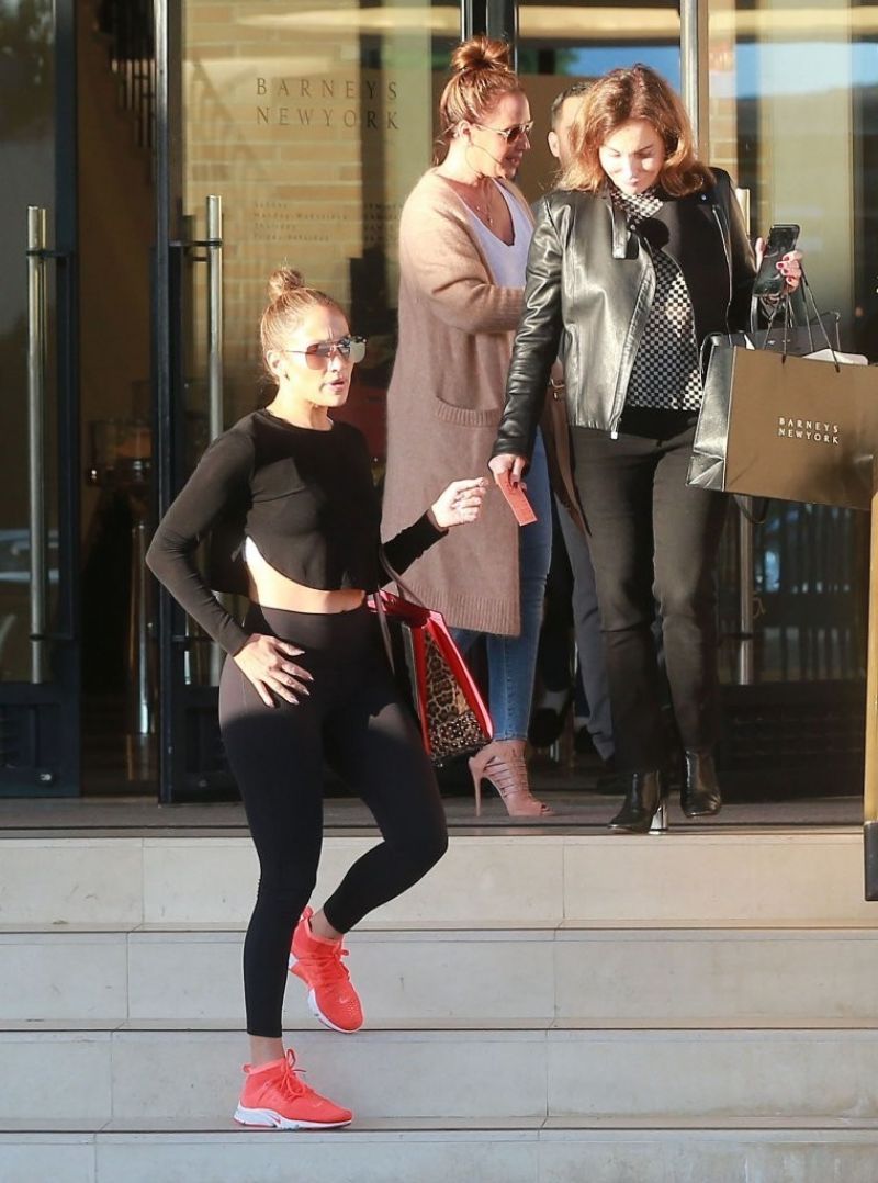 jennifer-lopez-in-tights-out-shopping-in-beverly-hills-01-06-2017_4.jpg