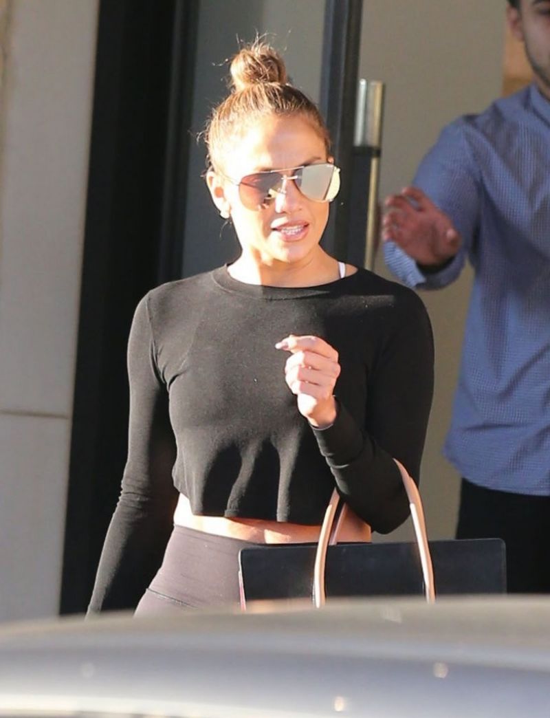 jennifer-lopez-in-tights-out-shopping-in-beverly-hills-01-06-2017_13.jpg