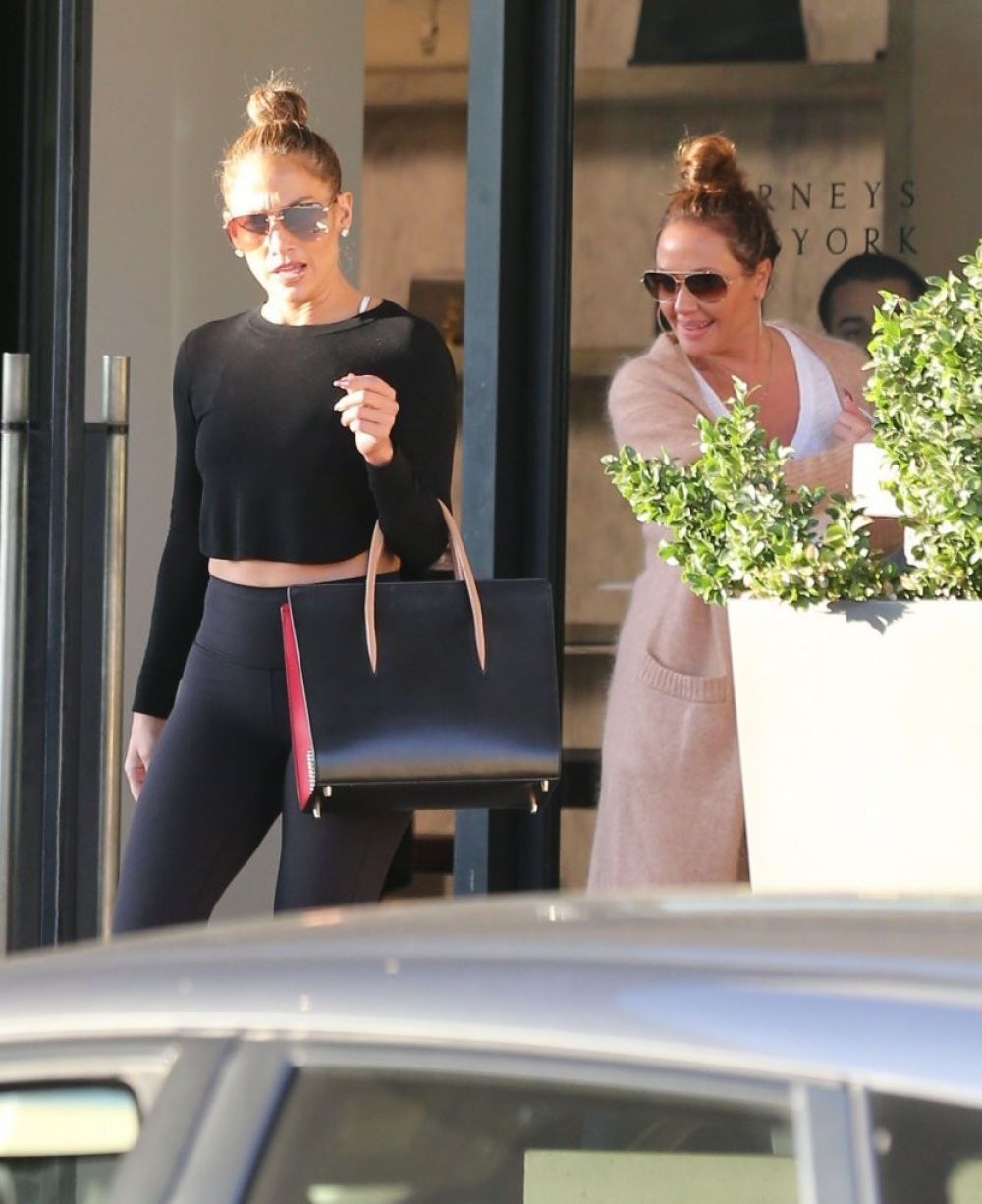 jennifer-lopez-in-tights-out-shopping-in-beverly-hills-01-06-2017_2.jpg