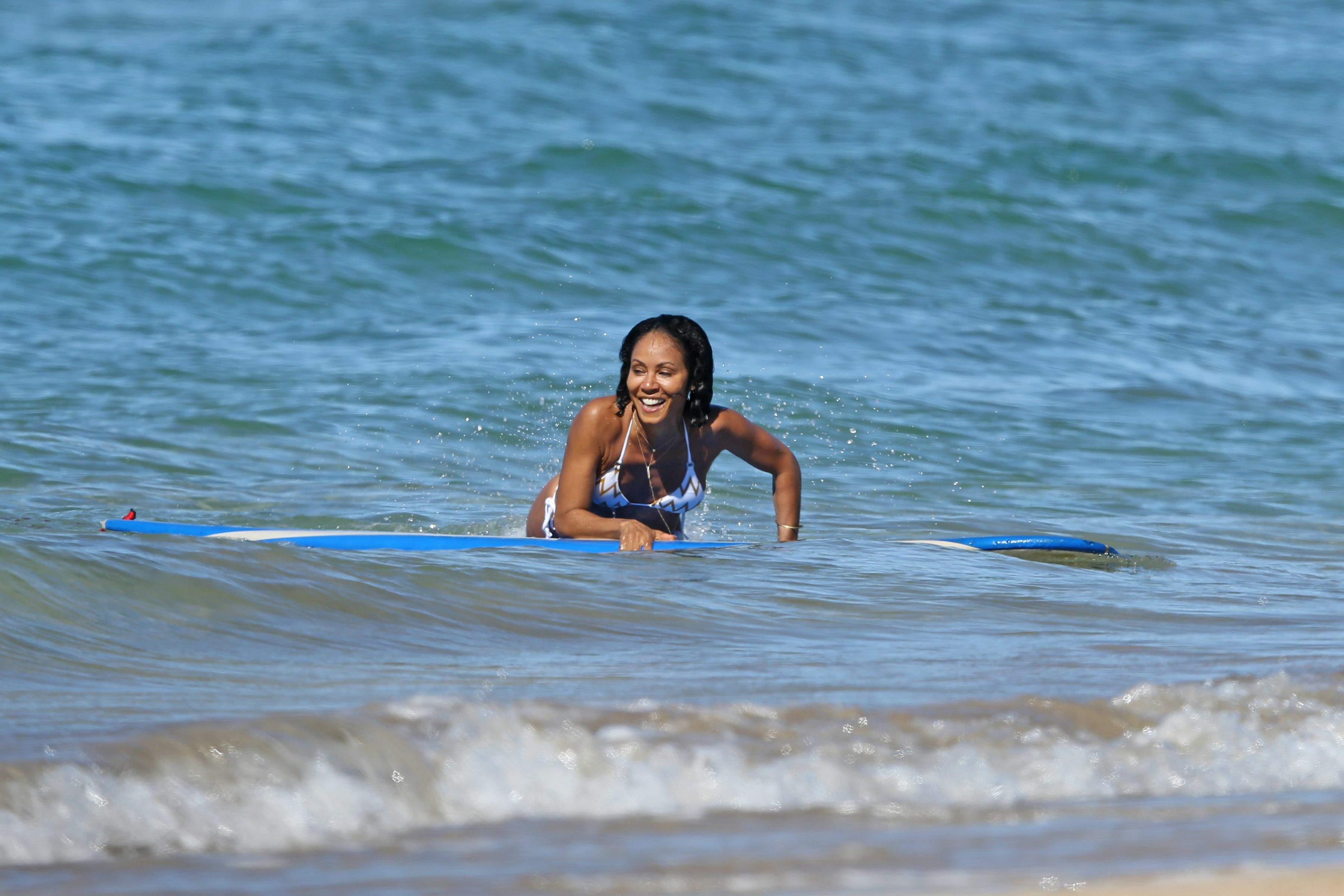 Jada Pinkett-Smith sexy bikini candids on the beach in Hawaii 50x HQ photos  53.jpg
