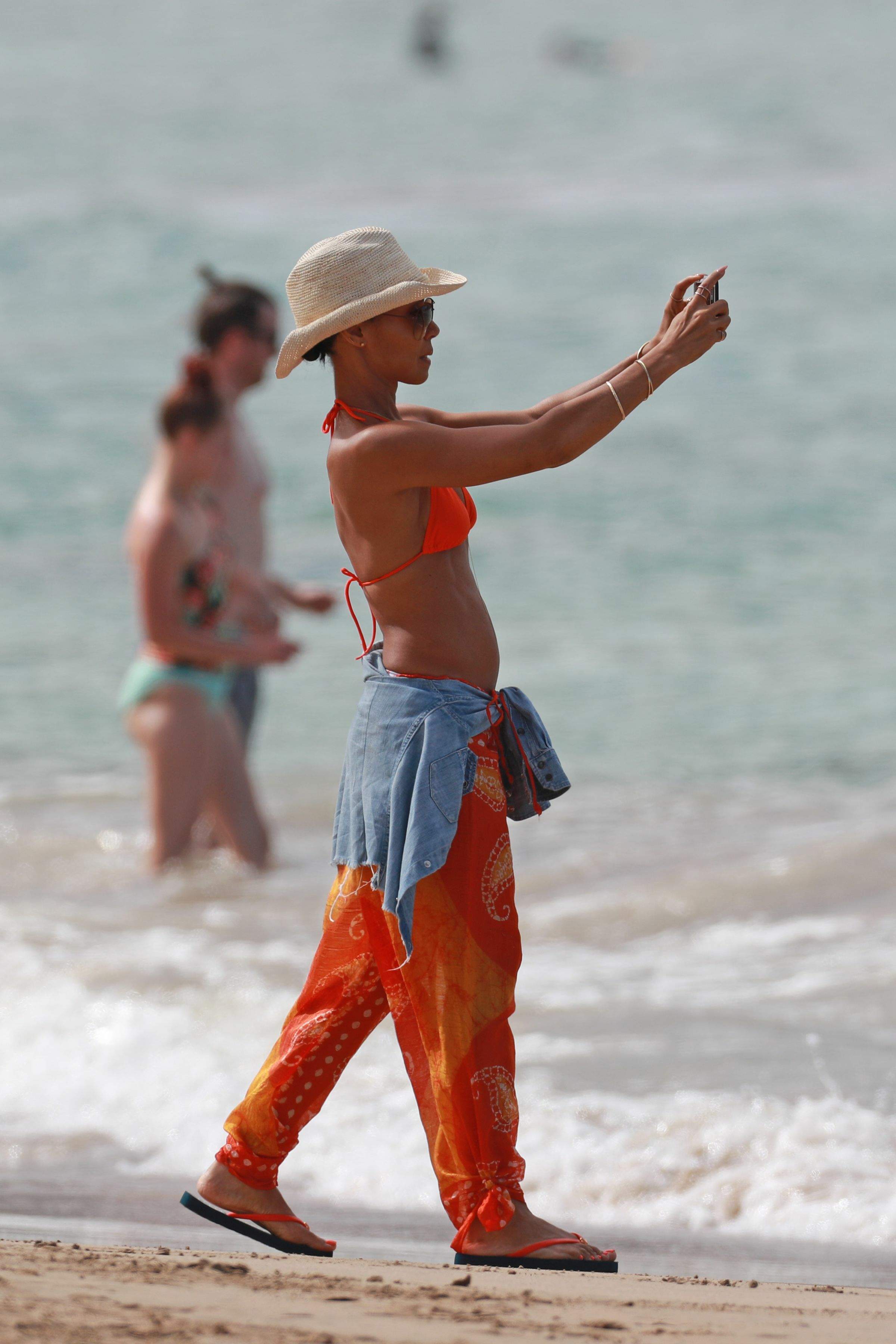 Jada Pinkett-Smith sexy bikini candids on the beach in Hawaii 50x HQ photos  15.jpg