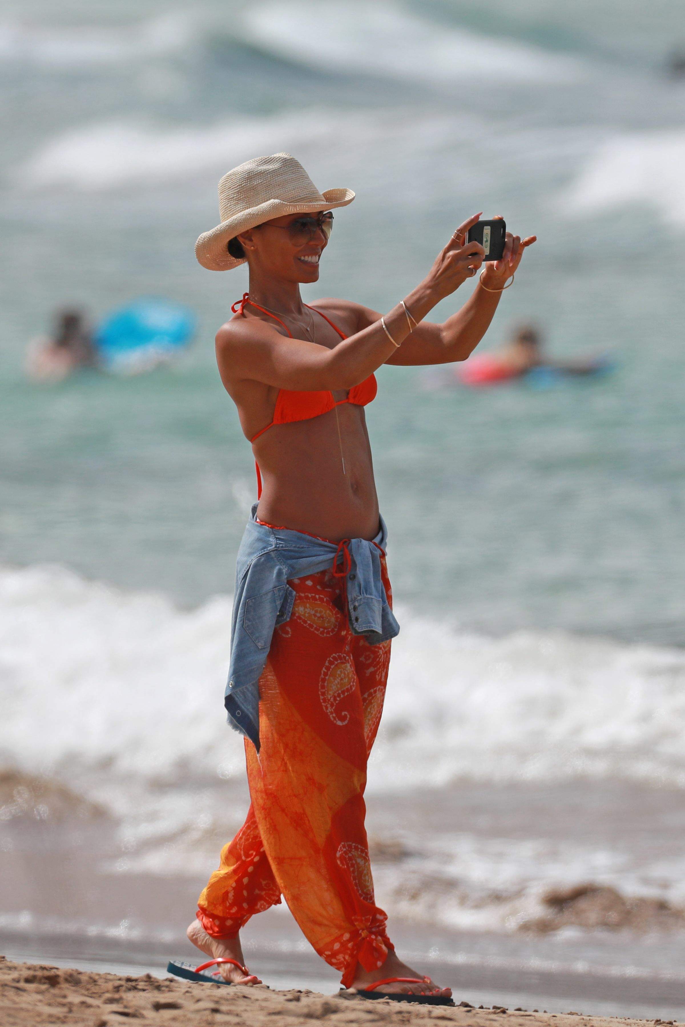 Jada Pinkett-Smith sexy bikini candids on the beach in Hawaii 50x HQ photos  19.jpg