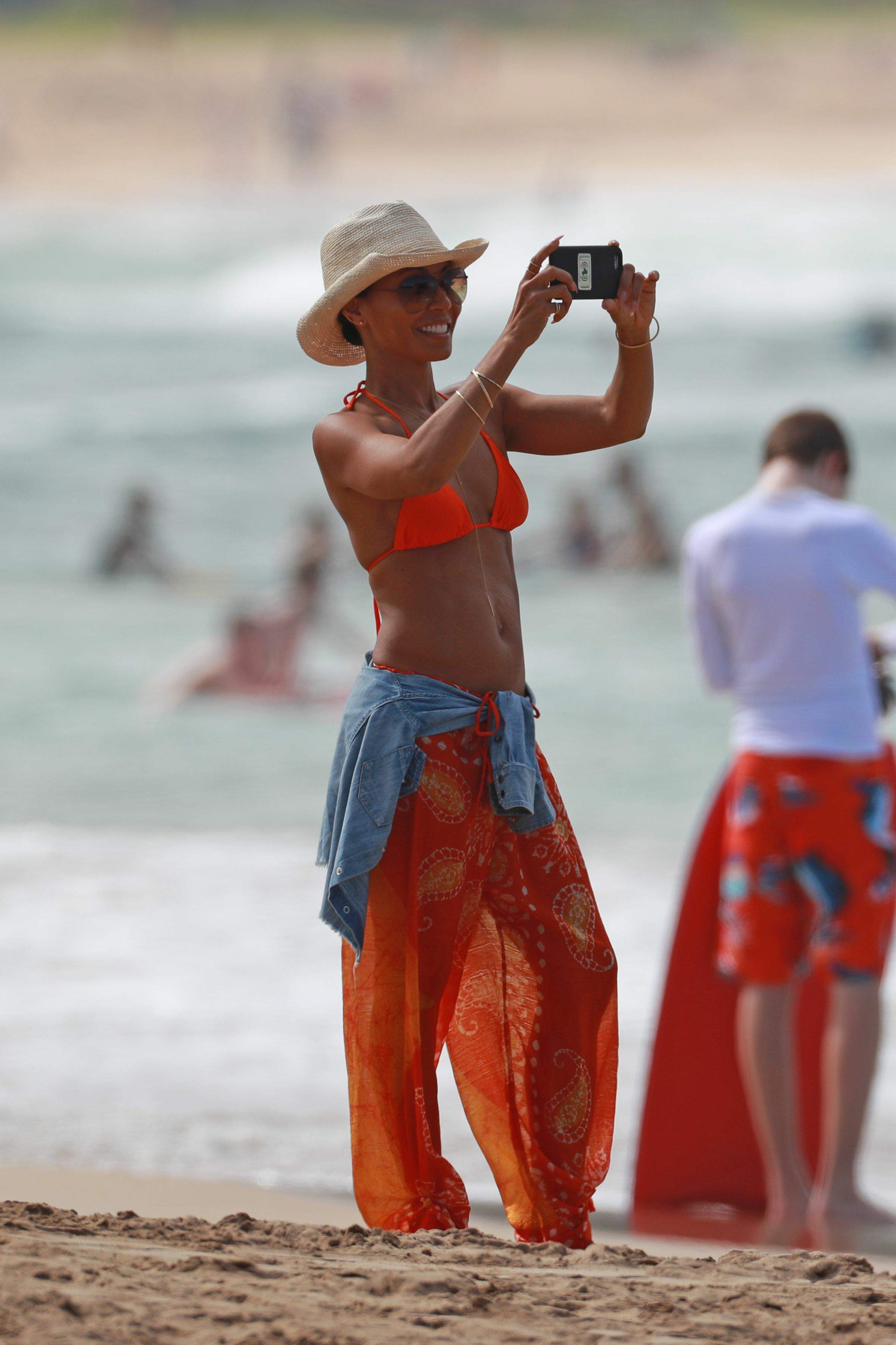 Jada Pinkett-Smith sexy bikini candids on the beach in Hawaii 50x HQ photos  32.jpg