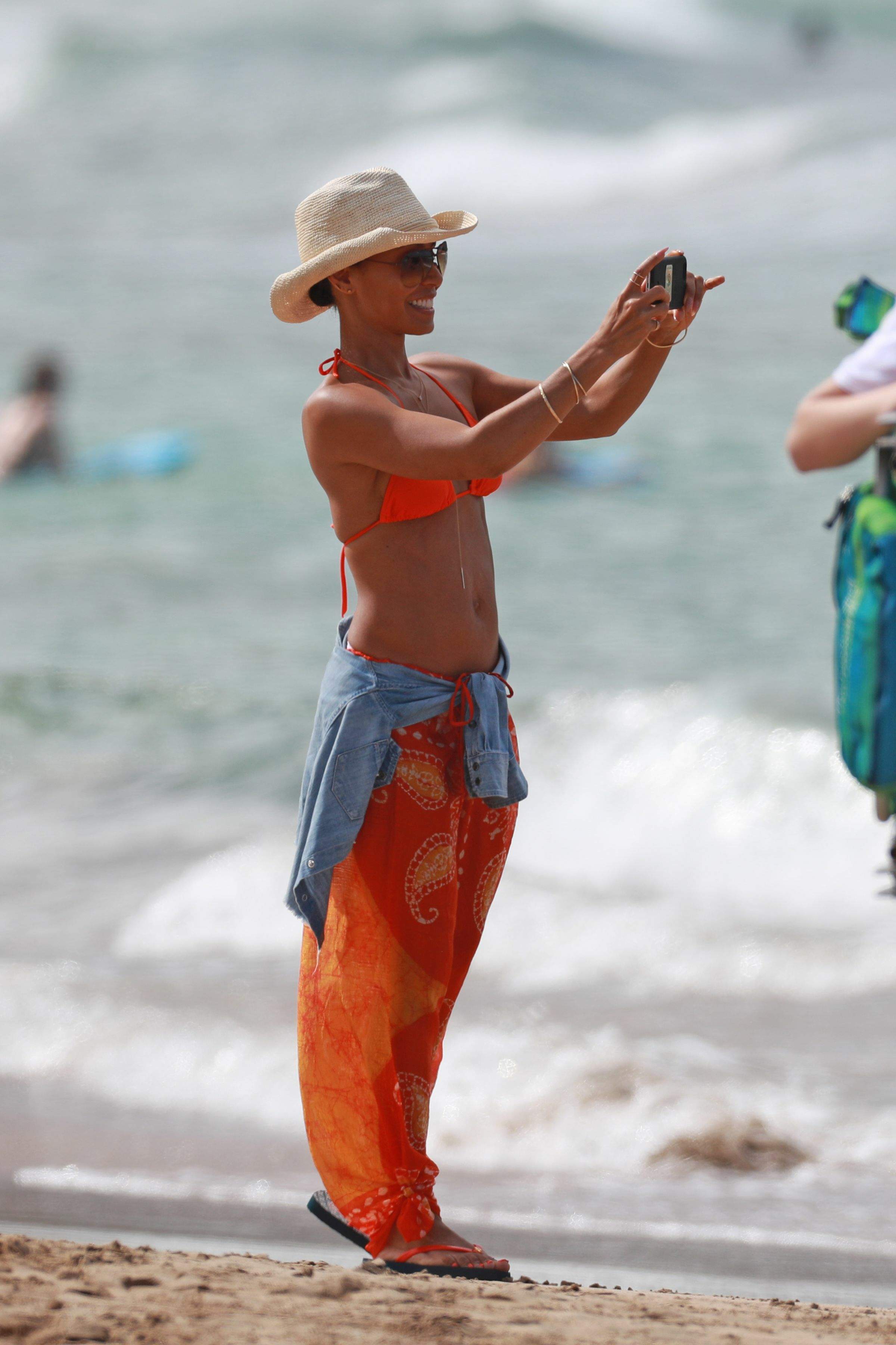 Jada Pinkett-Smith sexy bikini candids on the beach in Hawaii 50x HQ photos  18.jpg