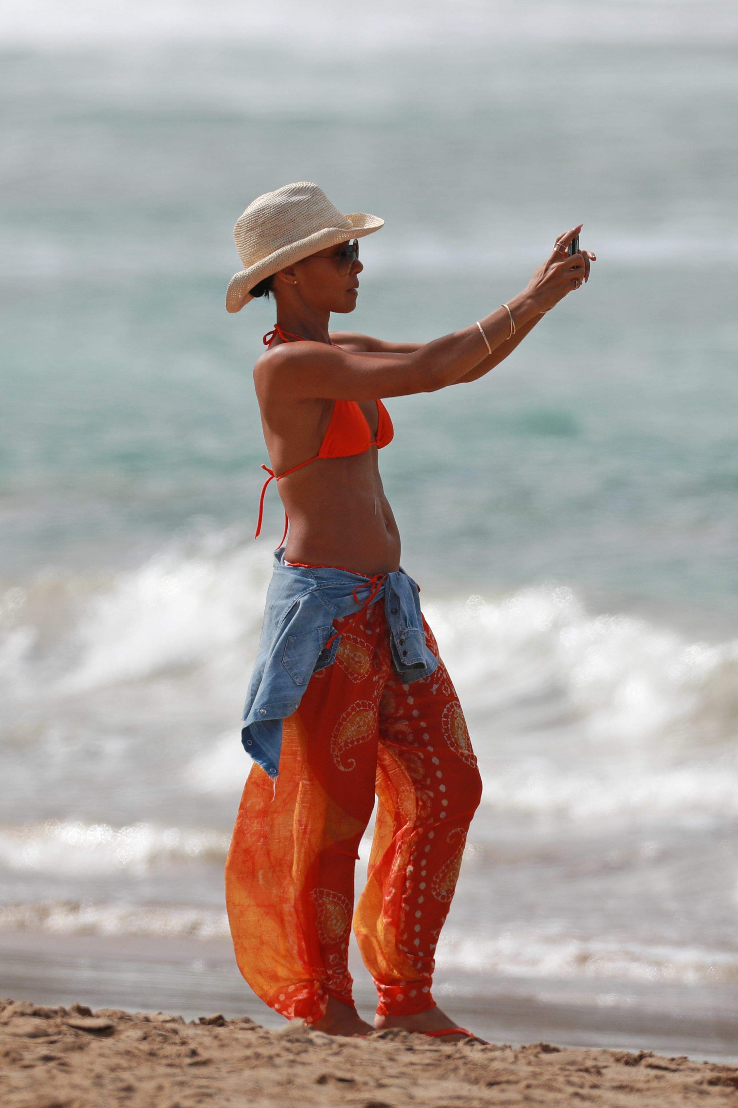 Jada Pinkett-Smith sexy bikini candids on the beach in Hawaii 50x HQ photos  13.jpg