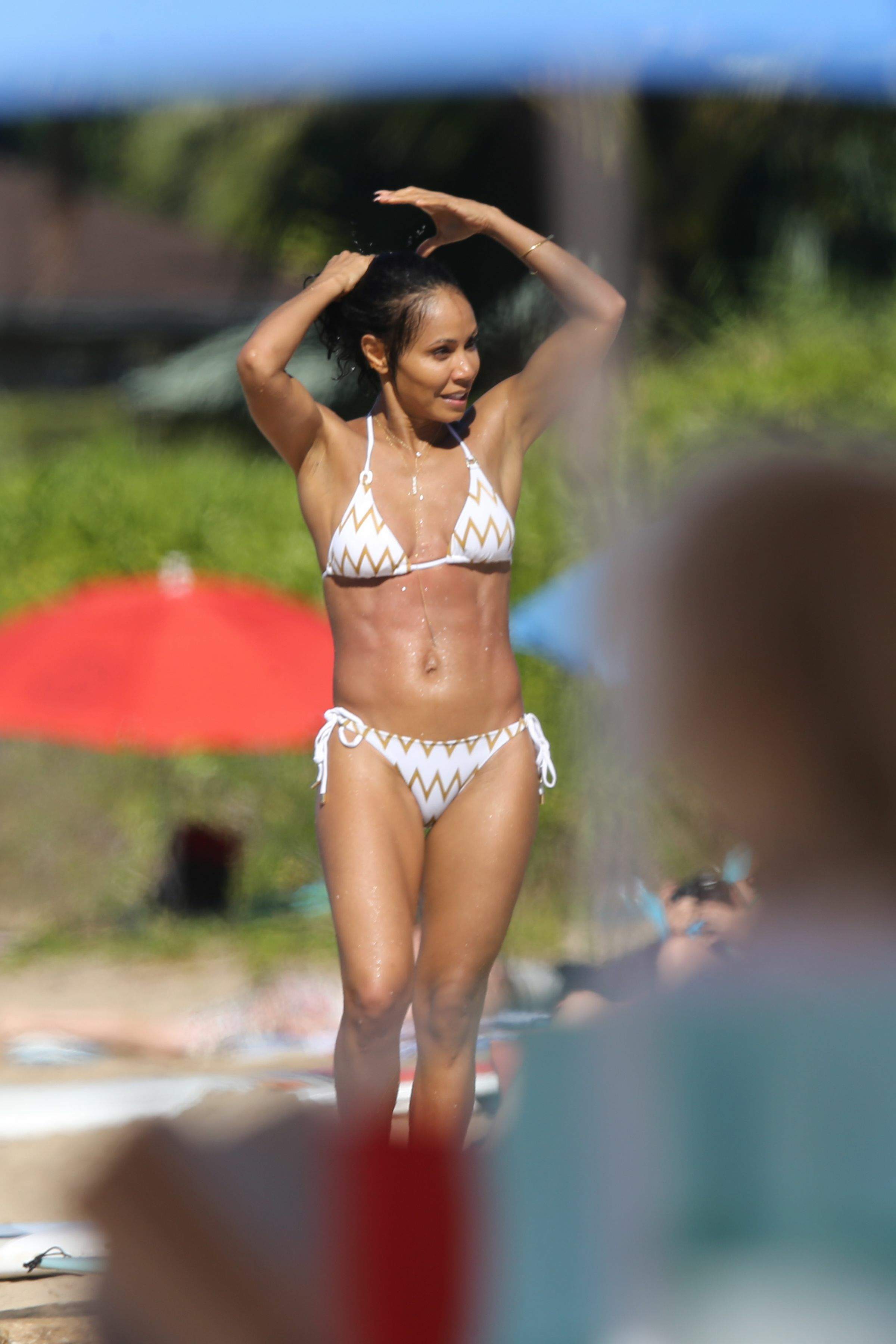 Jada Pinkett-Smith sexy bikini candids on the beach in Hawaii 50x HQ photos  56.jpg