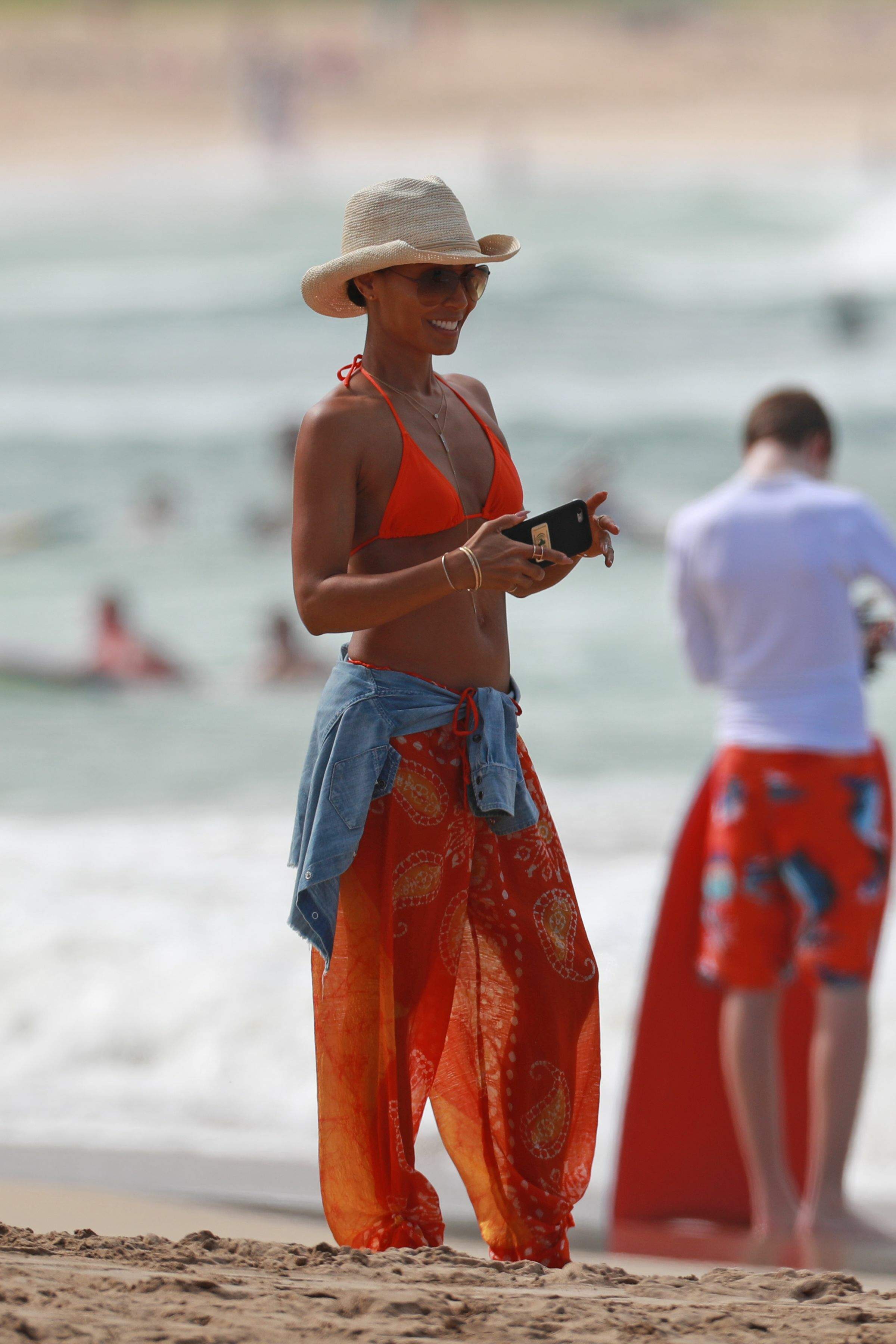 Jada Pinkett-Smith sexy bikini candids on the beach in Hawaii 50x HQ photos  31.jpg