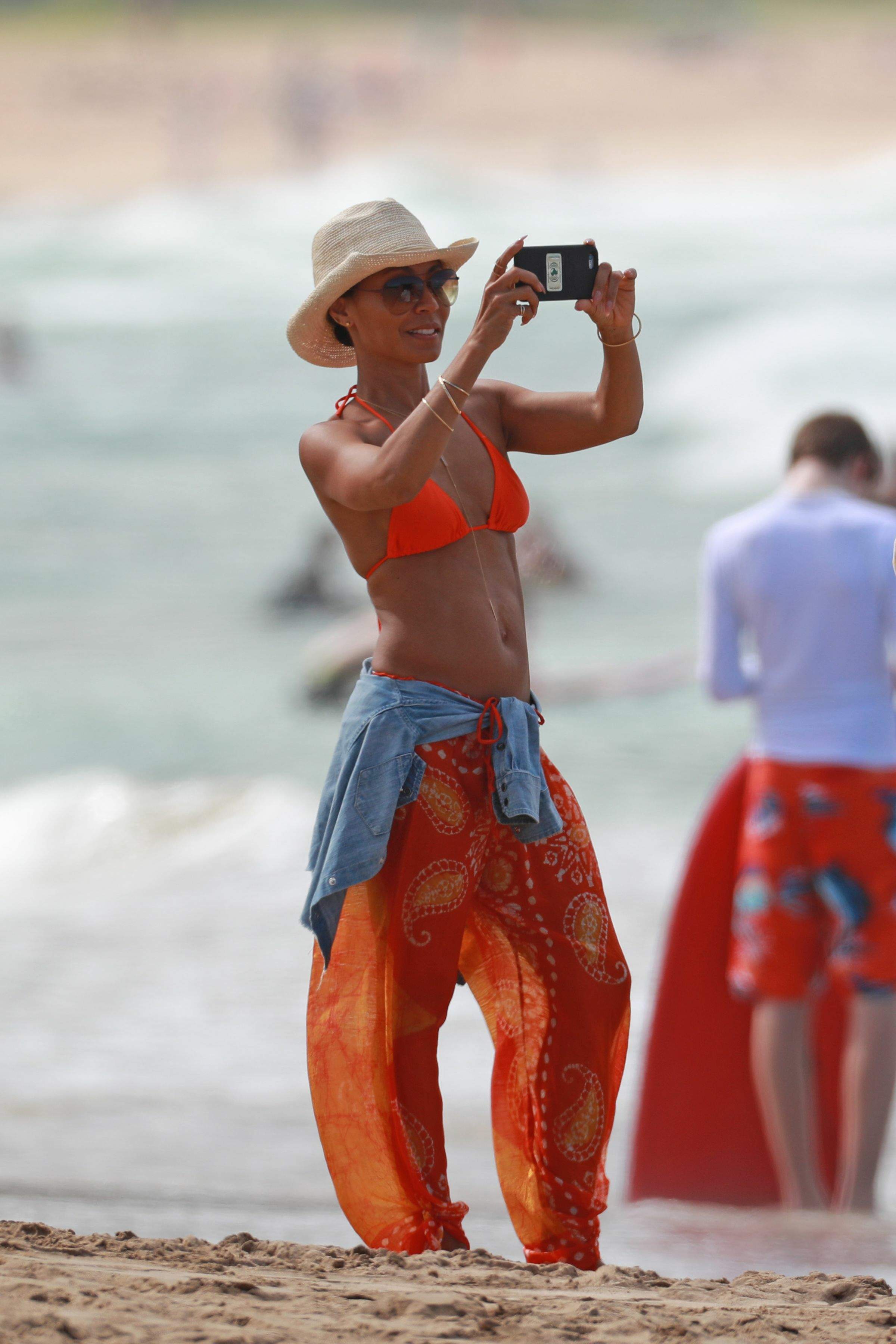 Jada Pinkett-Smith sexy bikini candids on the beach in Hawaii 50x HQ photos  33.jpg
