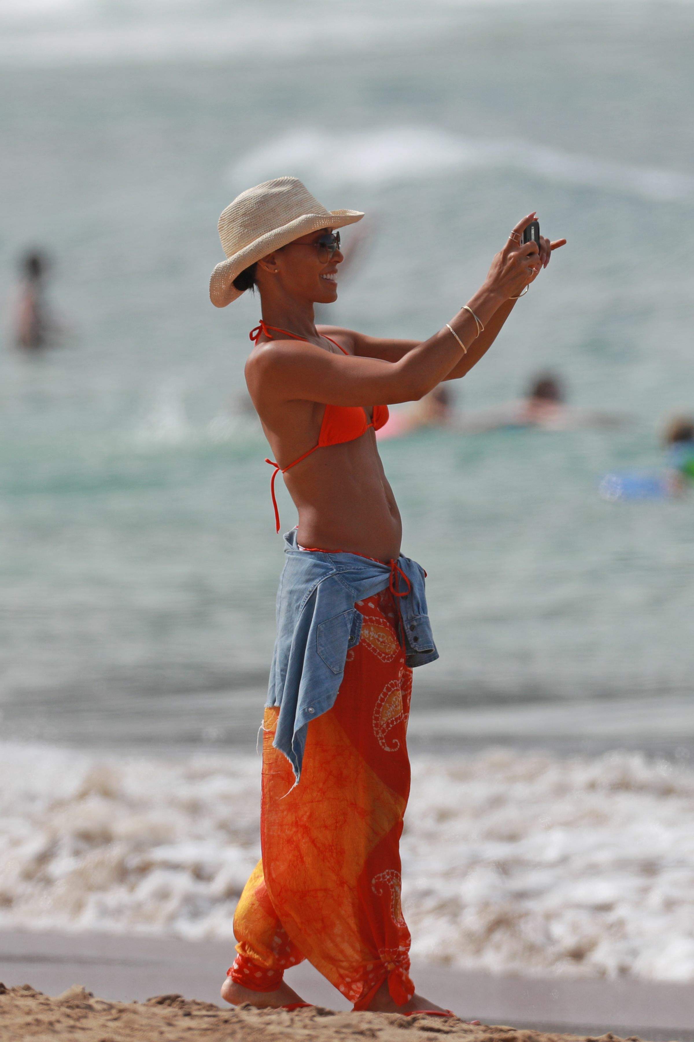 Jada Pinkett-Smith sexy bikini candids on the beach in Hawaii 50x HQ photos  17.jpg