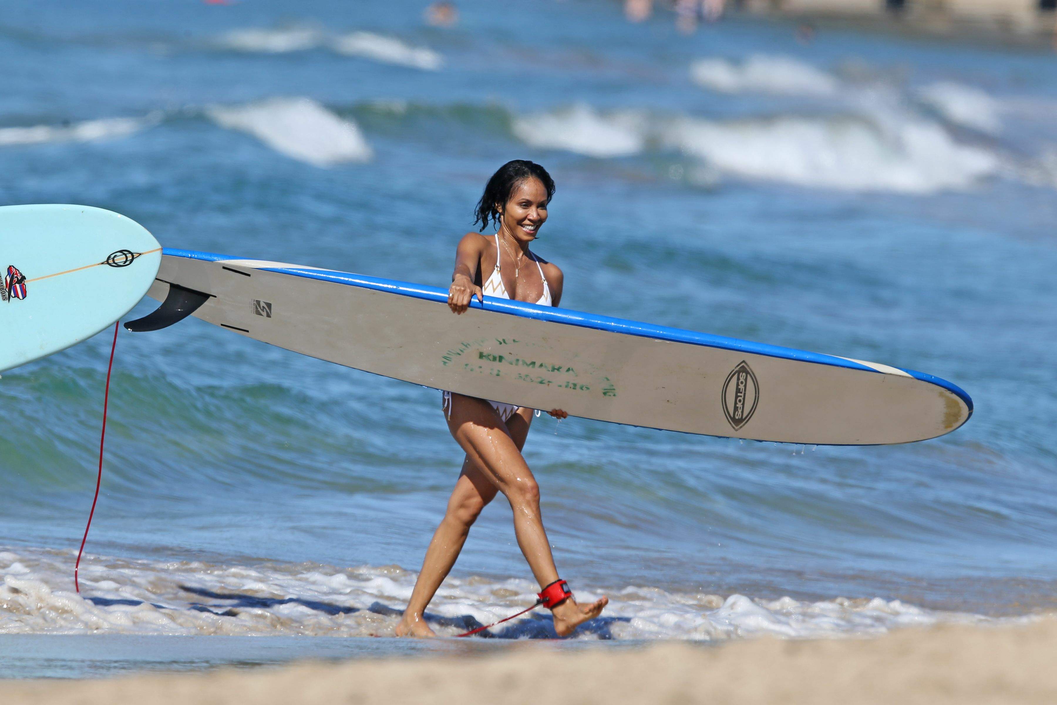 Jada Pinkett-Smith sexy bikini candids on the beach in Hawaii 50x HQ photos  20.jpg