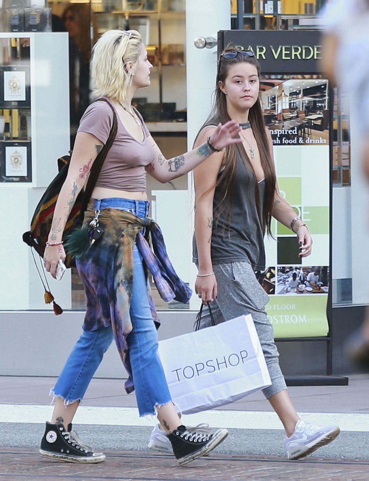 paris-jackson-out-shopping-in-los-angeles-02-15-2017_21.jpg