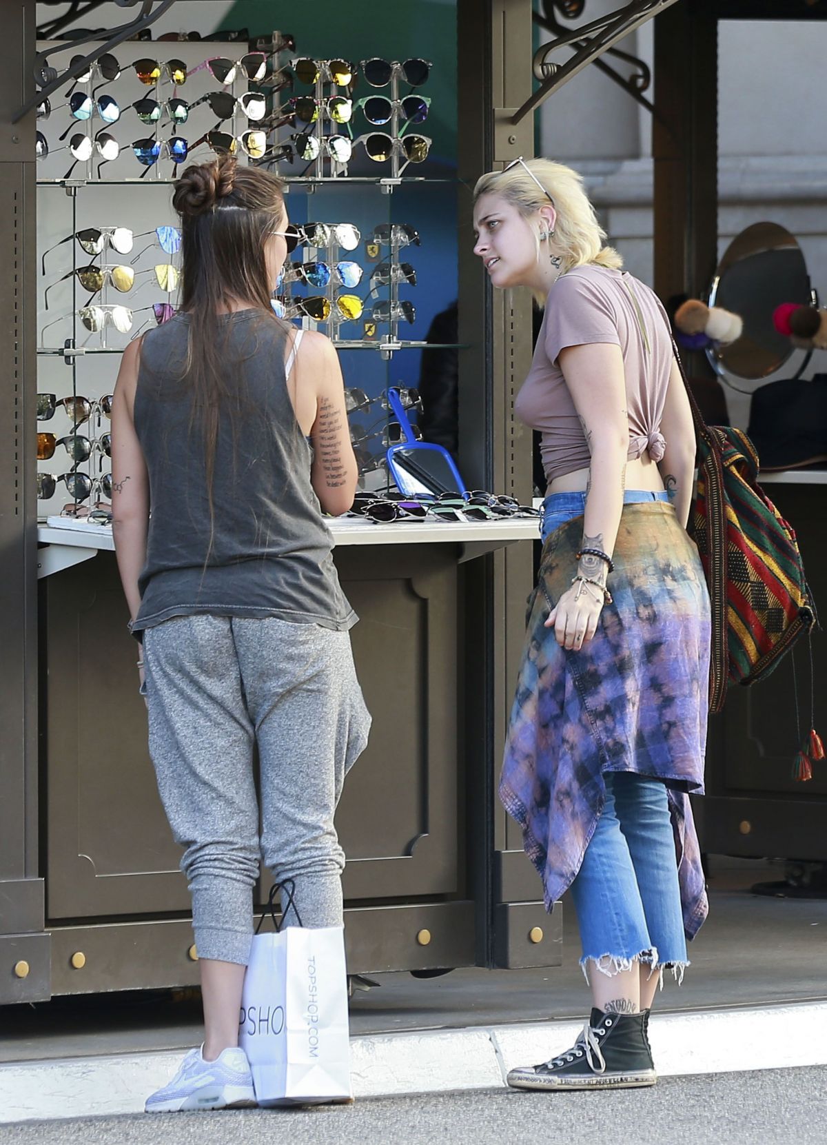 paris-jackson-out-shopping-in-los-angeles-02-15-2017_18.jpg