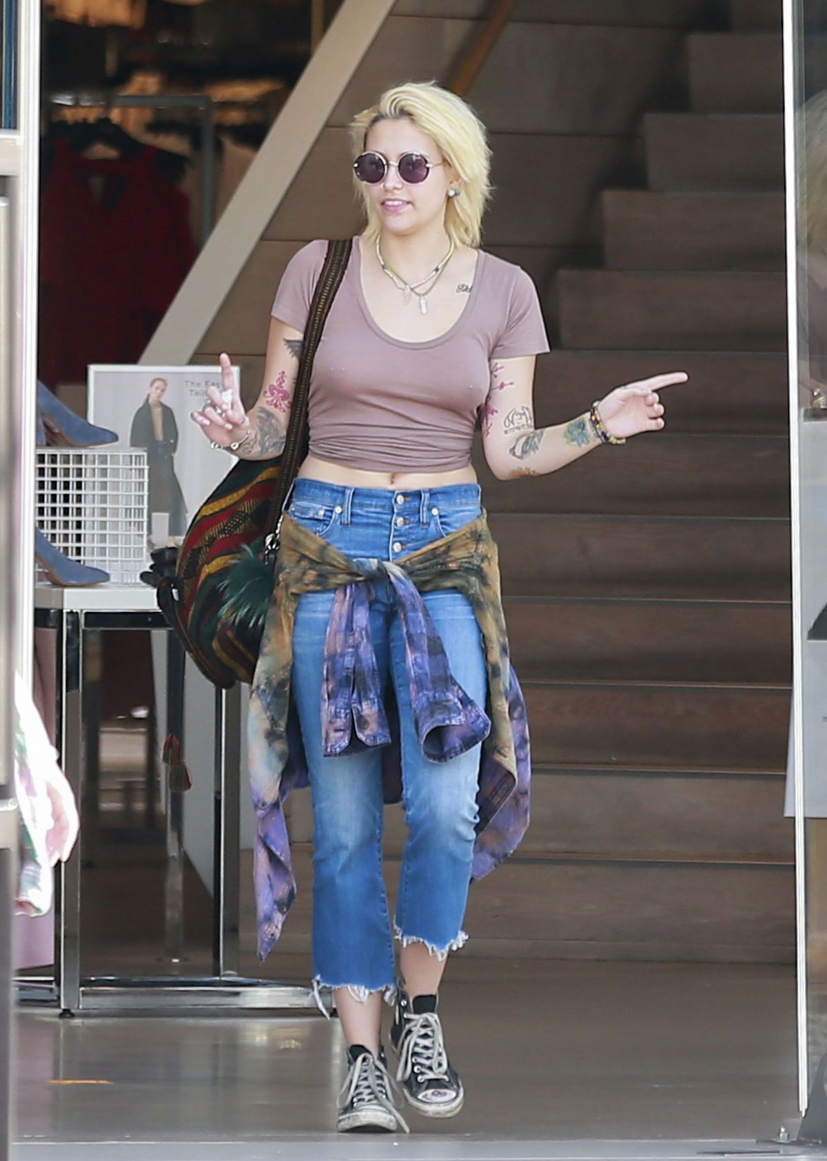 paris-jackson-out-shopping-in-los-angeles-02-15-2017_13.jpg