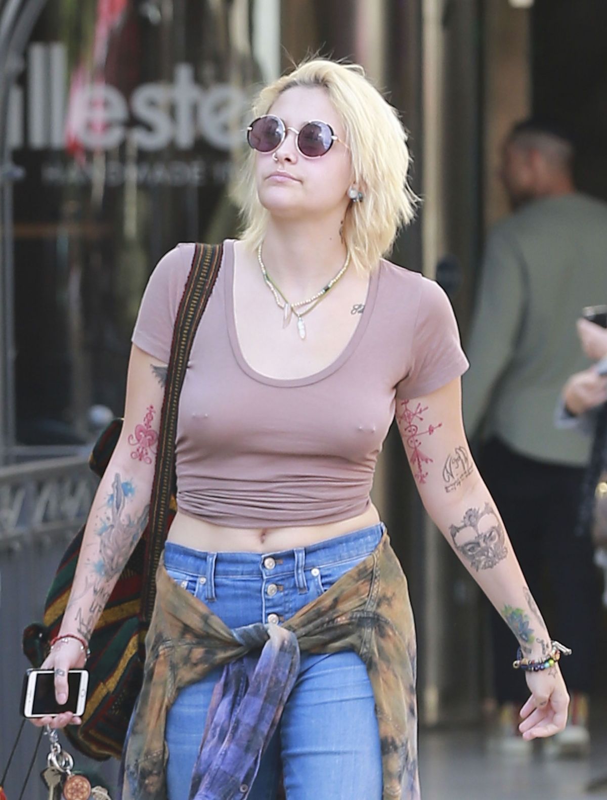 paris-jackson-out-shopping-in-los-angeles-02-15-2017_9.jpg