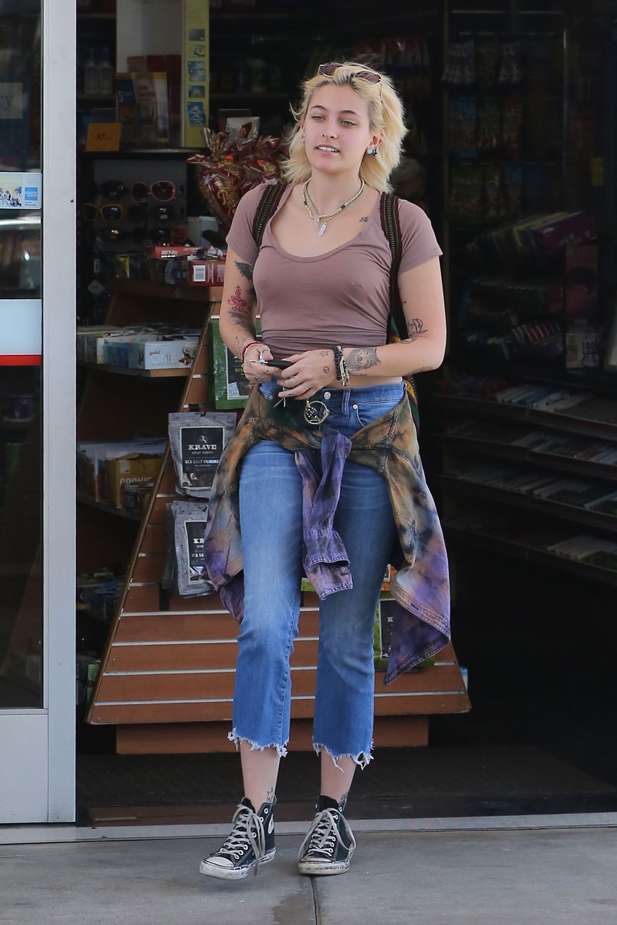 paris-jackson-out-shopping-in-los-angeles-02-15-2017_4.jpg