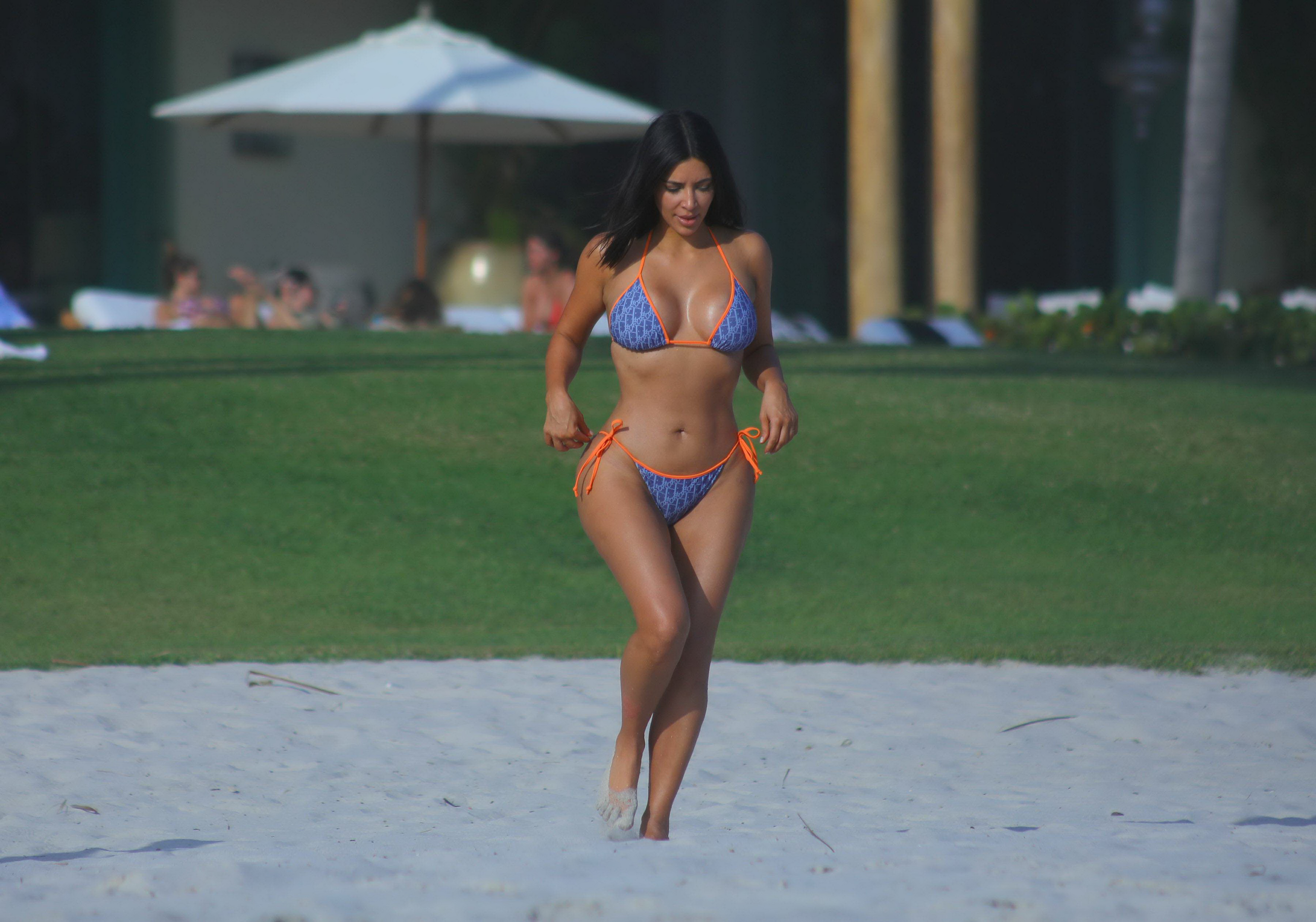 Kim Kardashian and Kourtney Kardashian big asses in tiny bikinis candids on the beach in Mexico 28x UHQ photos 11.jpg
