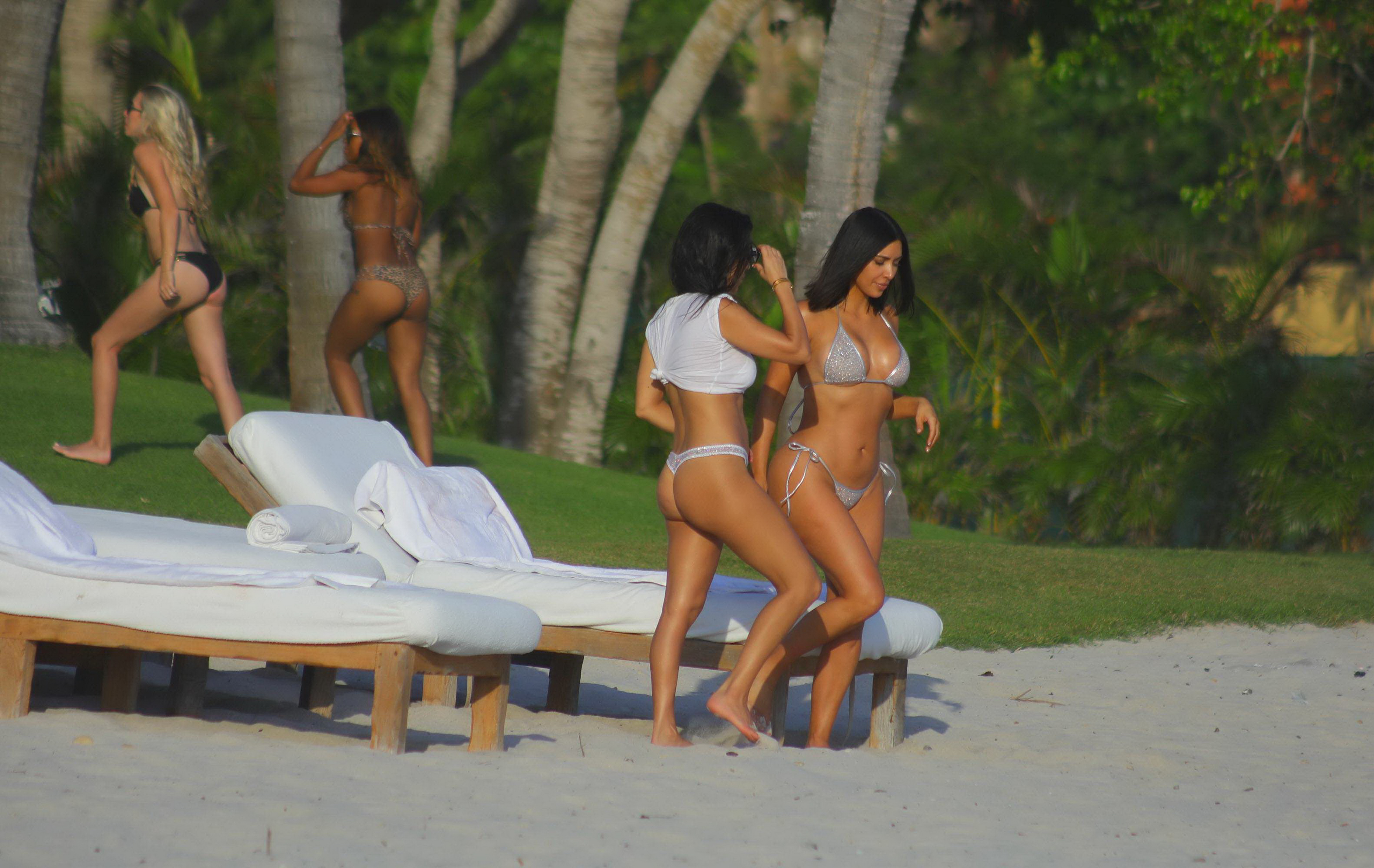Kim Kardashian and Kourtney Kardashian big asses in tiny bikinis candids on the beach in Mexico 28x UHQ photos 29.jpg