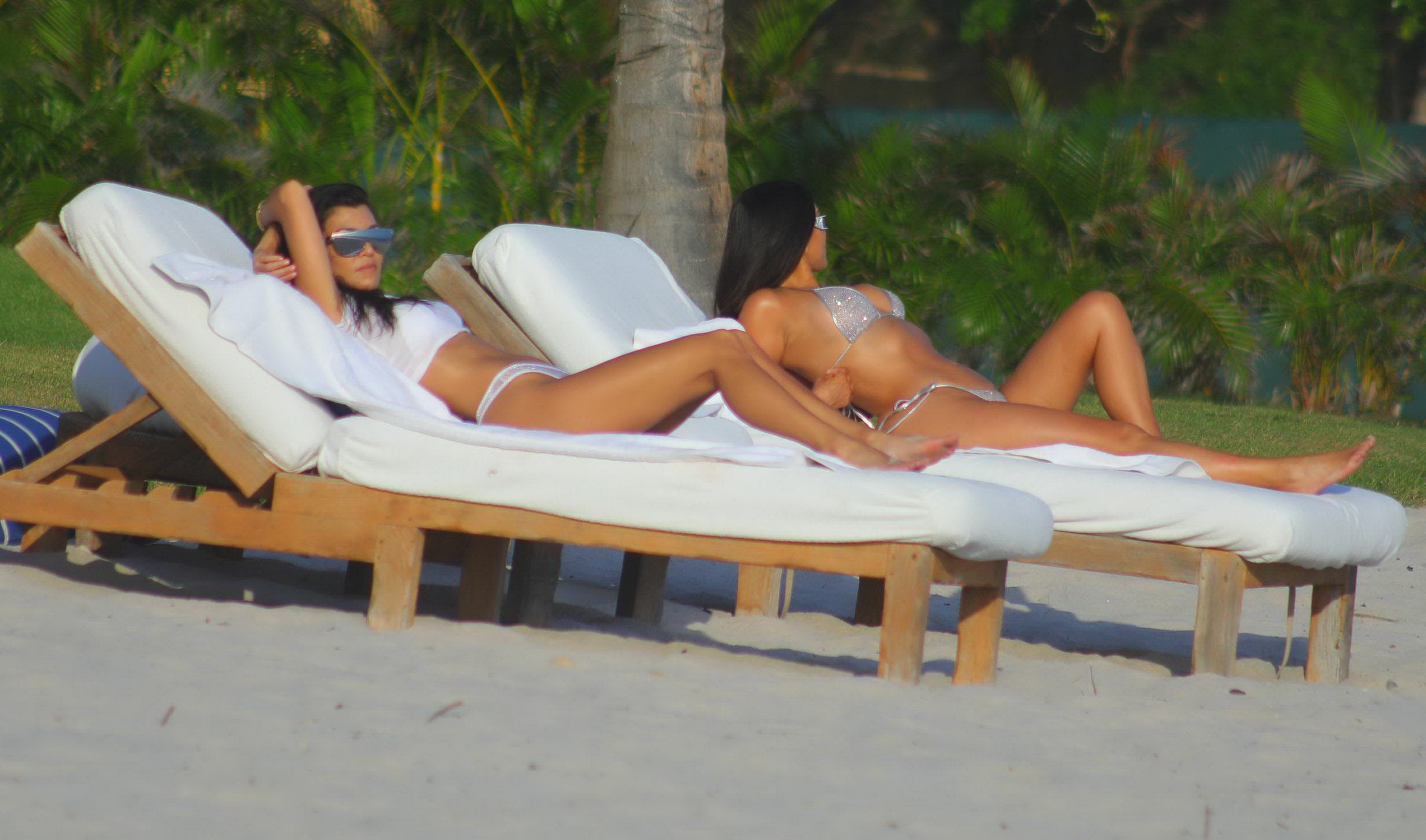 Kim Kardashian and Kourtney Kardashian big asses in tiny bikinis candids on the beach in Mexico 28x UHQ photos 27.jpg