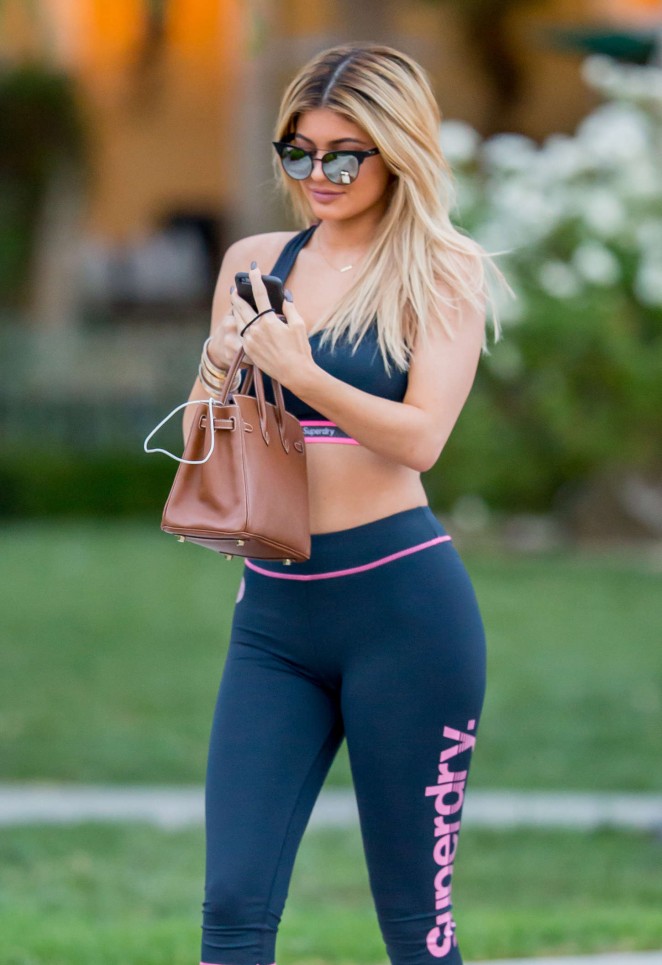 Kylie Jenner in tight leggings (5).jpg